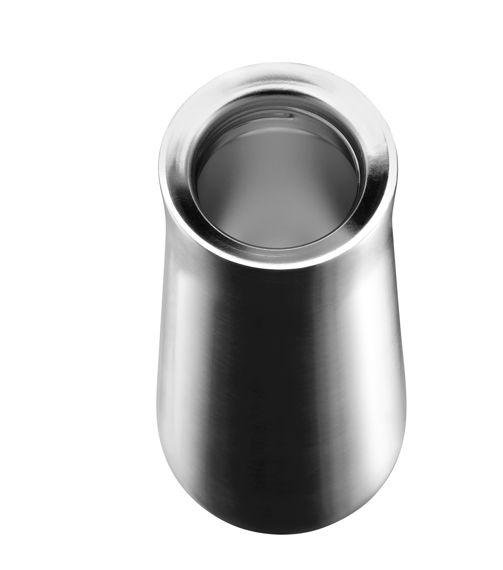 Silberne Metalltasse, Draufsicht. Die Tasse steht auf weißem Hintergrund.