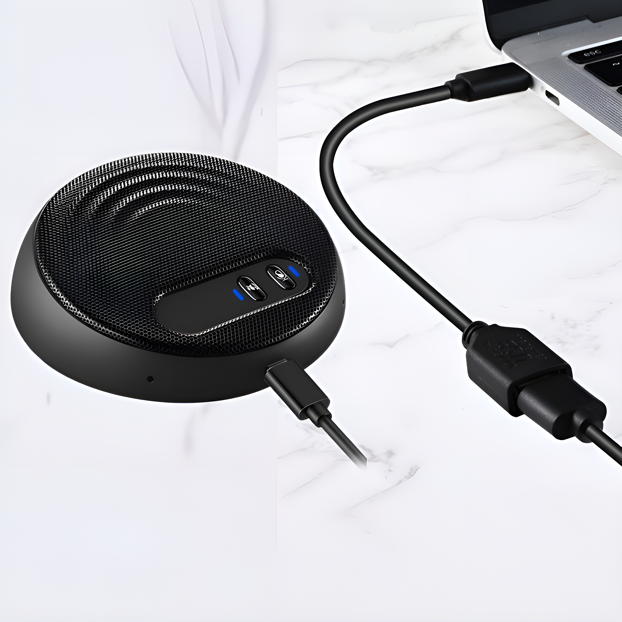 Ein schwarzes Mikrofon, das über USB mit einem Laptop verbunden ist. Die Oberfläche ist weiß mit Marmoreffekt.