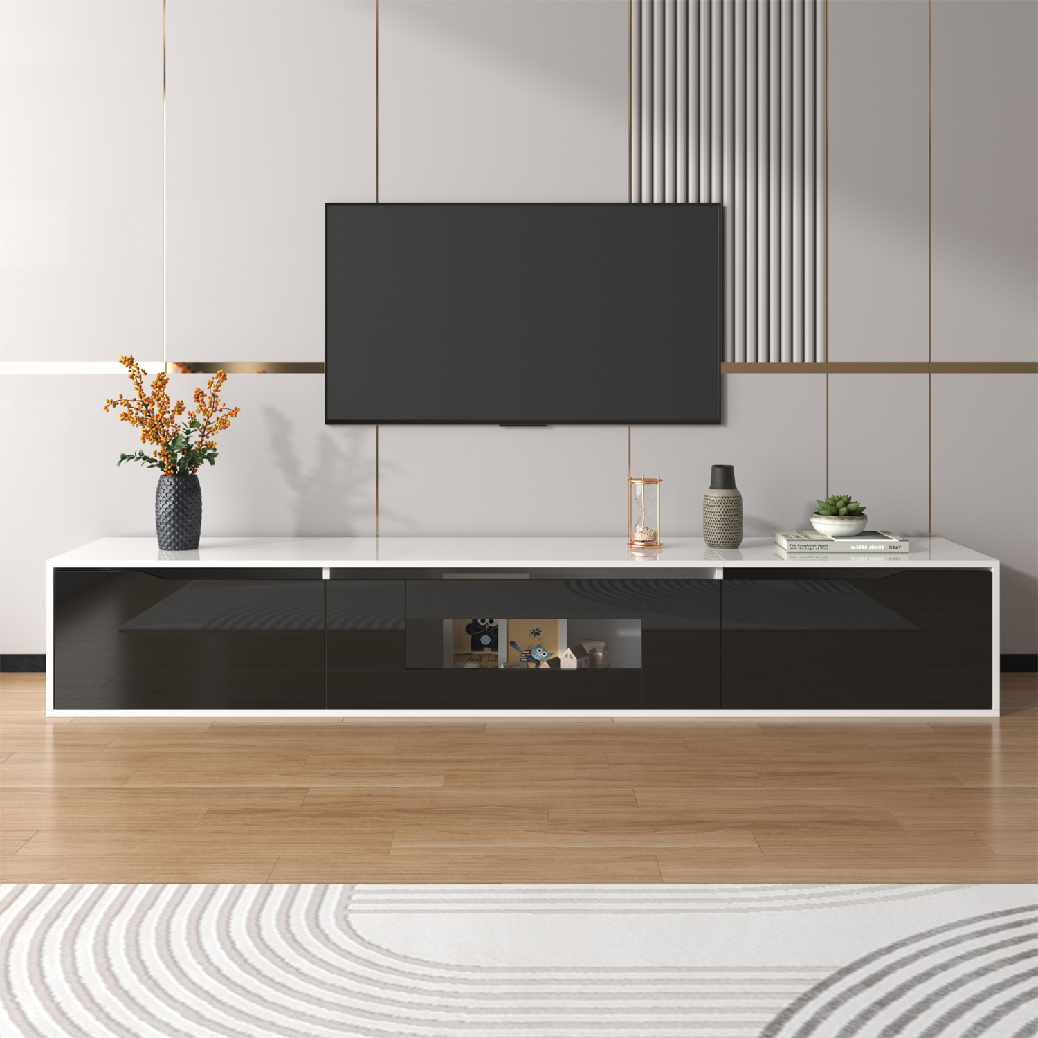 Ein modernes Wohnzimmer mit Fernseher auf einem weiß-schwarzen Schrank. Vase und Dekoration oben. Holzboden.