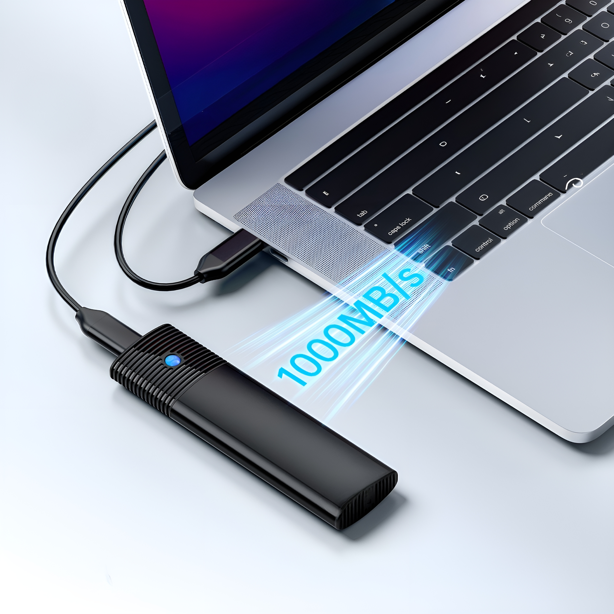 Schwarze externe Festplatte über USB mit Laptop verbunden. Laptop rechts. Weißer Hintergrund.
