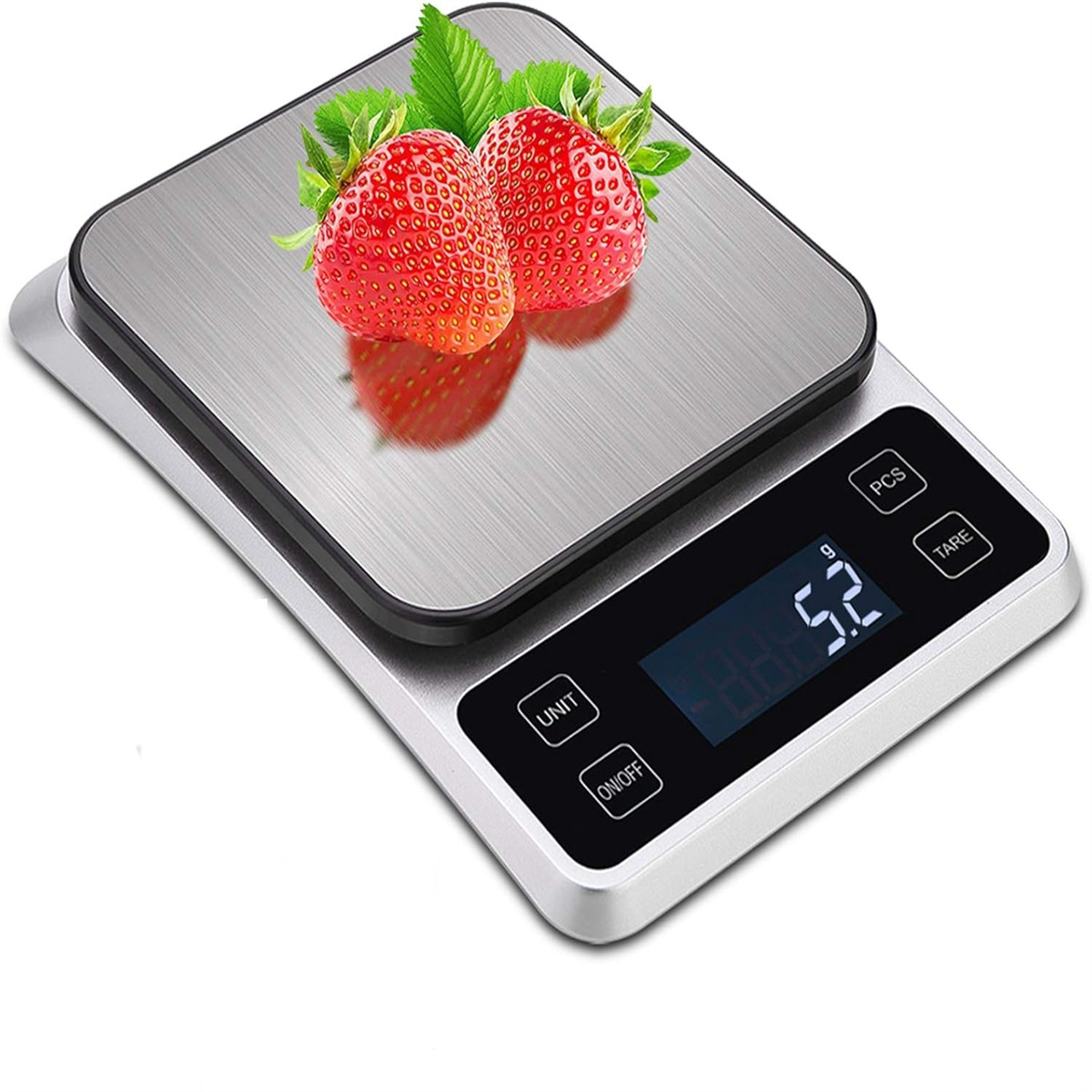 Eine digitale Küchenwaage mit zwei Erdbeeren darauf. Die Anzeige zeigt 5,2 g. Weißer Hintergrund.