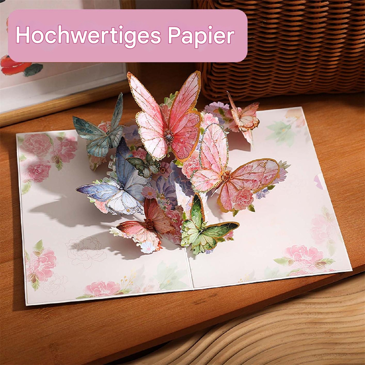 Eine Grußkarte mit Papier-Schmetterlingen, einige sind geöffnet.