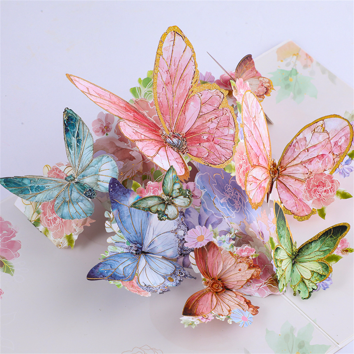 Eine Pop-up-Karte mit bunten Schmetterlingen und Blumen.