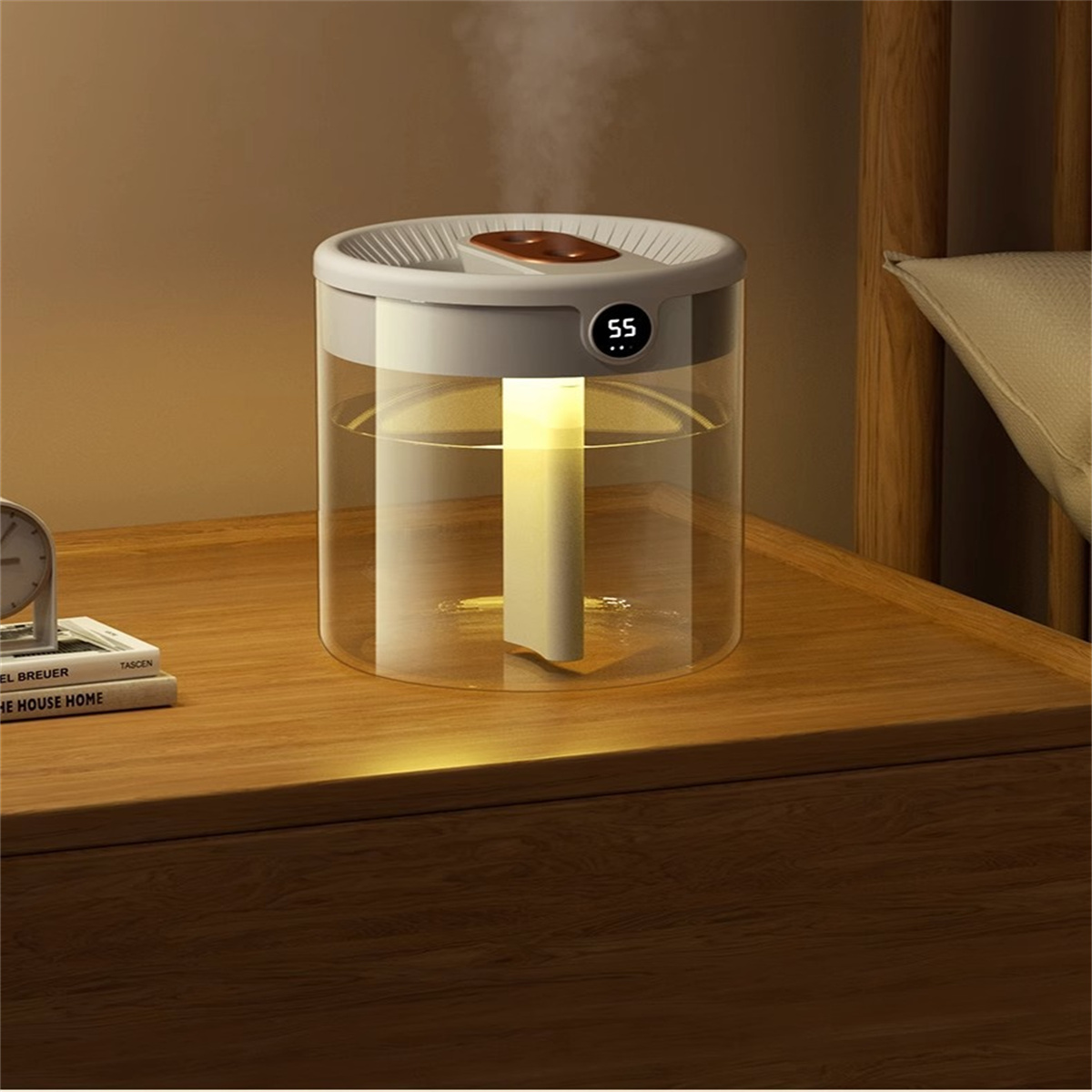 Luftbefeuchter auf einem Nachttisch. Zylindrischer, klarer Wassertank. Weißer Deckel, digitale Anzeige 55.