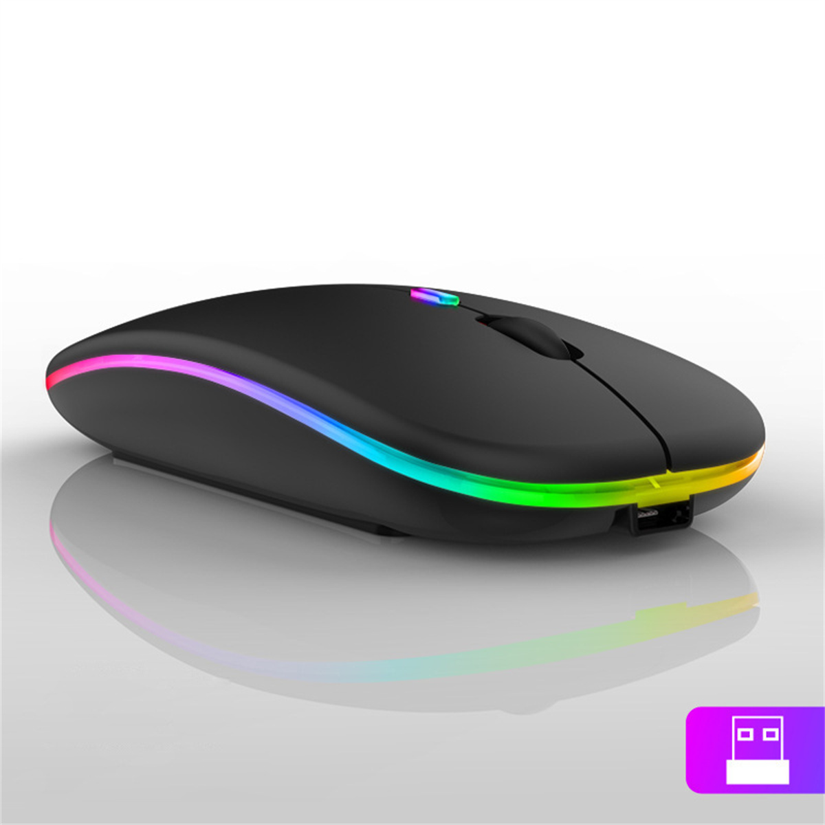 Schwarze kabellose Maus mit RGB-Beleuchtung an den Rändern. Ein USB-Dongle ist sichtbar. Reflektierende Oberfläche.