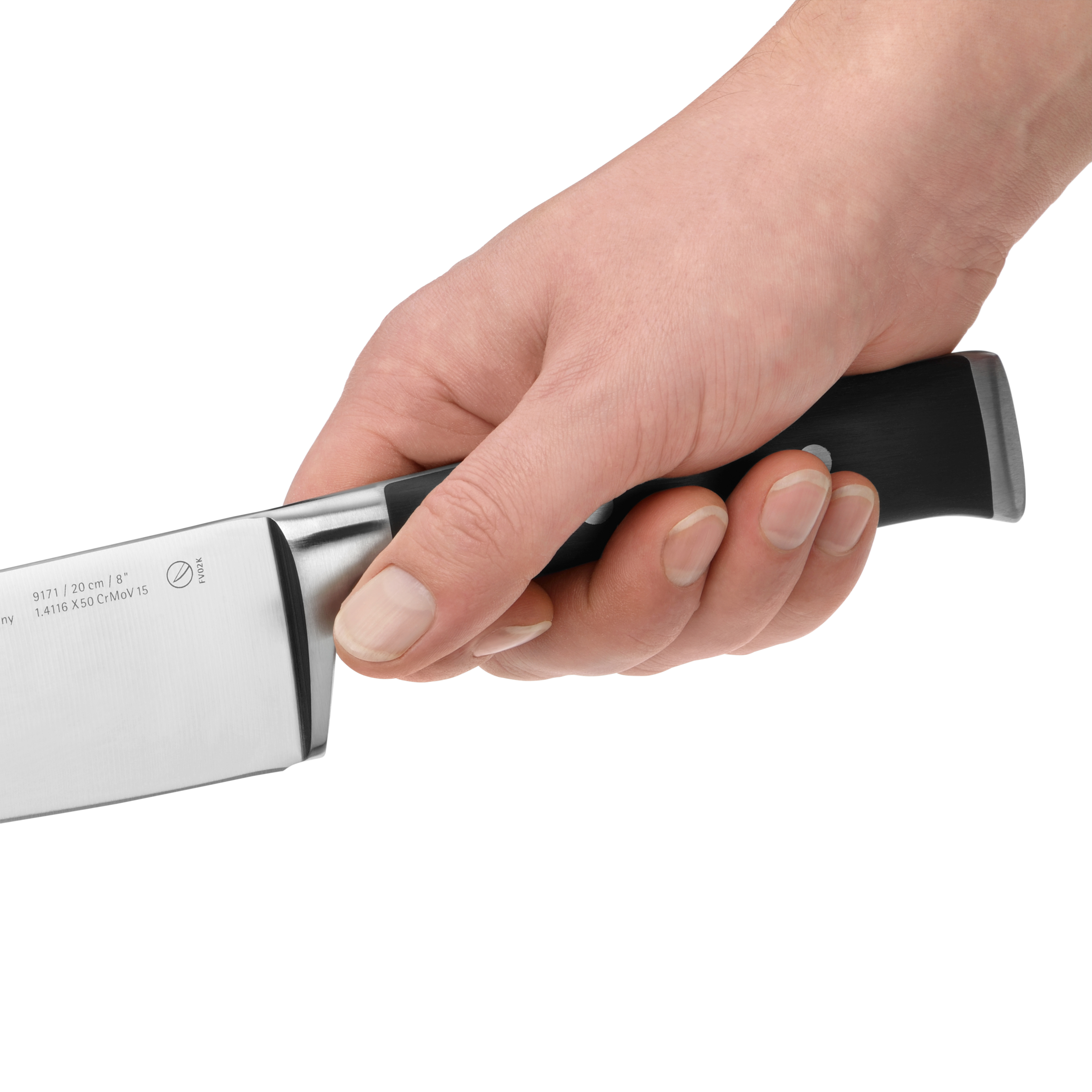 Hand hält ein Küchenmesser mit schwarzem Griff, Klinge sichtbar.