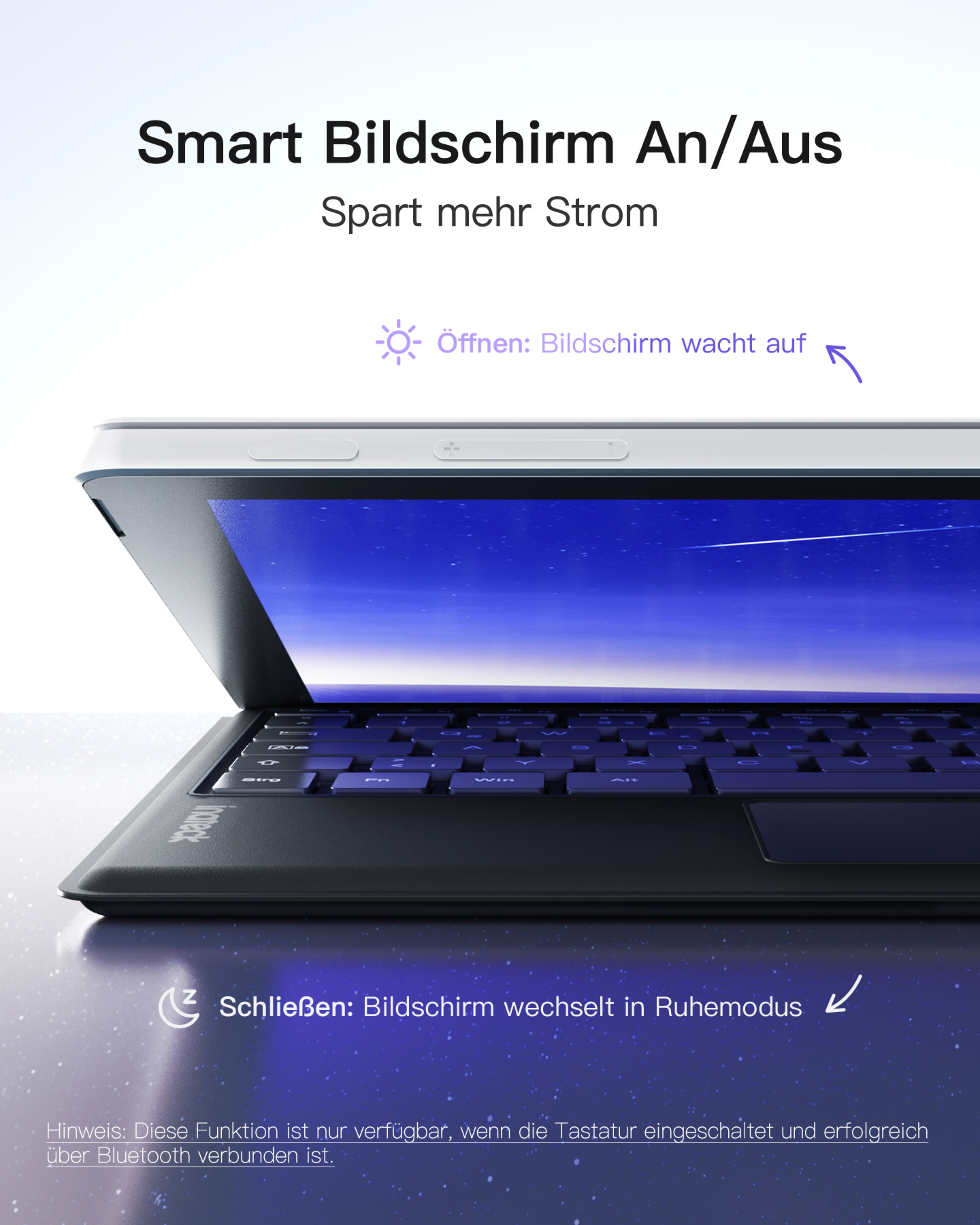 Primo piano della tastiera del laptop, con uno schermo che mostra testo e frecce. Il laptop è nero.