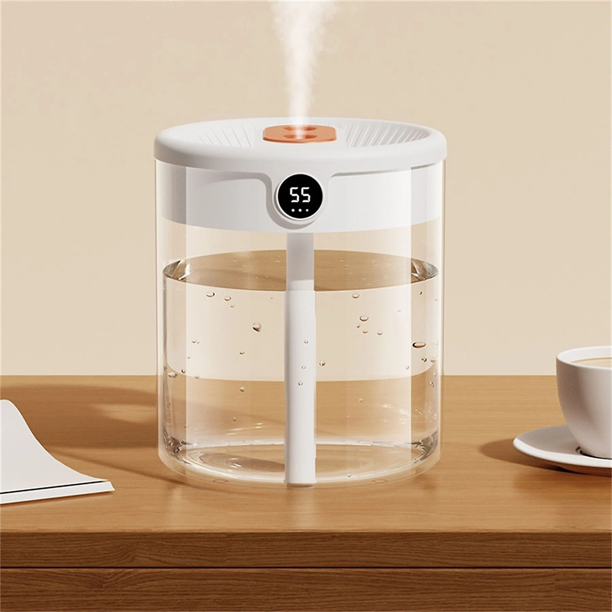 Weißer und transparenter Luftbefeuchter mit Digitalanzeige, Wasser im Inneren, auf Holztisch.