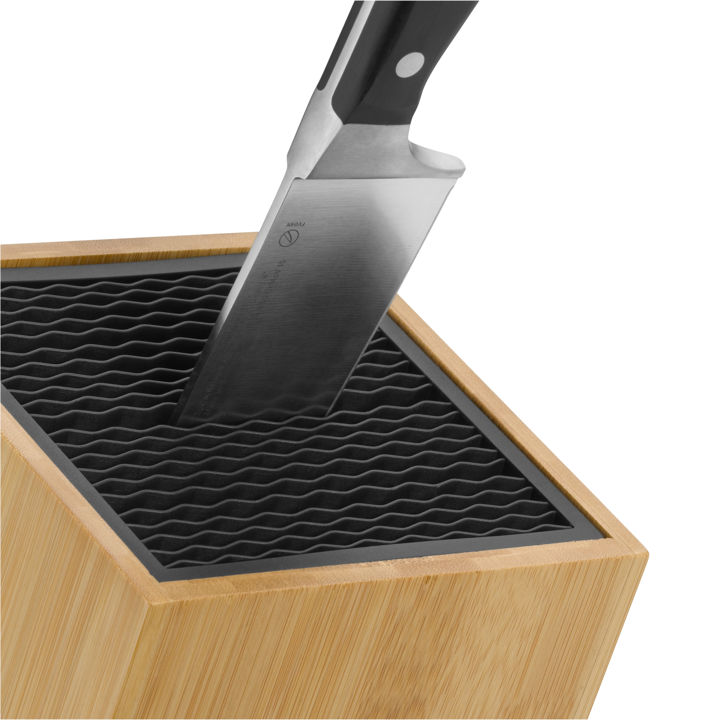 Ein Messerblock aus Holz mit schwarzem Innenraum und einem Messer, das in einen Schlitz eingesetzt ist.