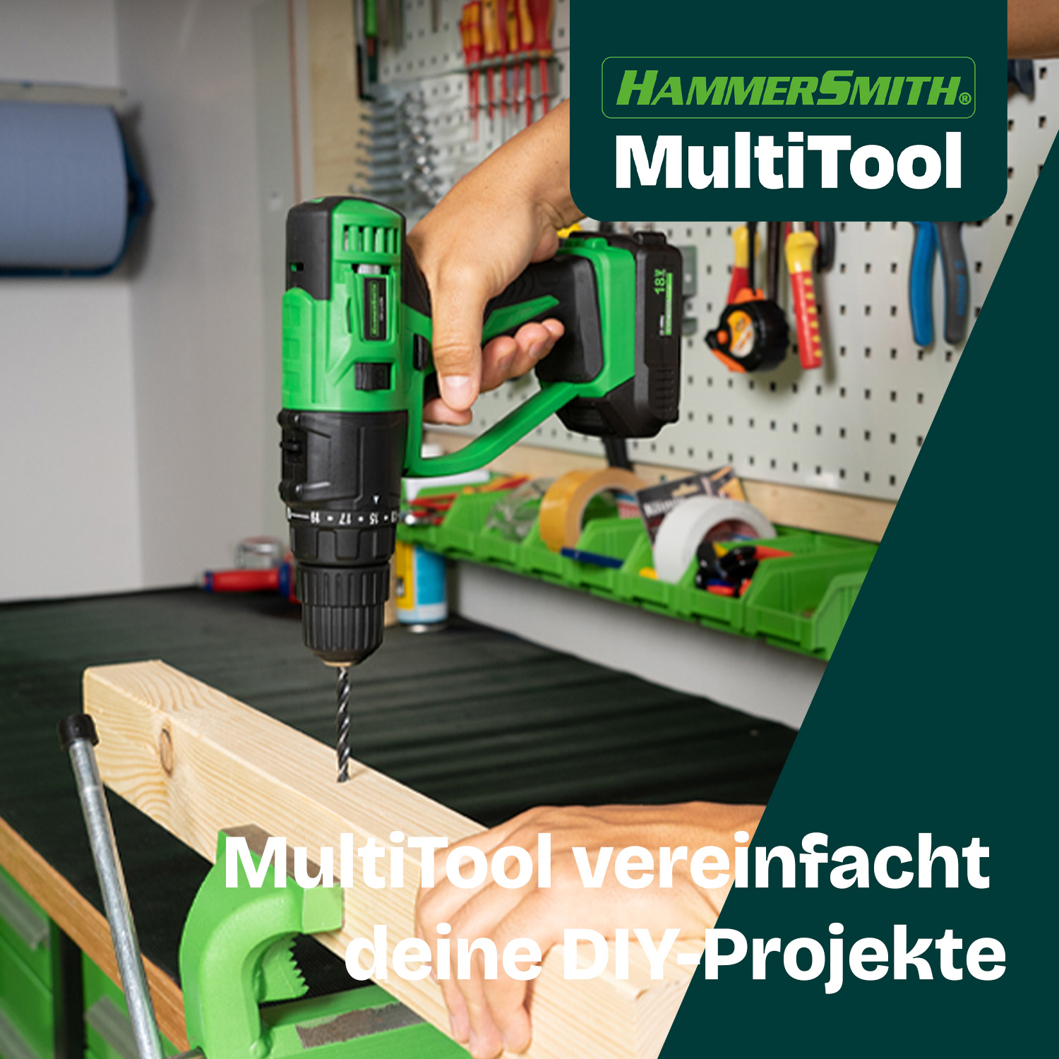 Eine Person bohrt mit einem grün-schwarzen Bohrer ein Loch in ein Holzbrett.
