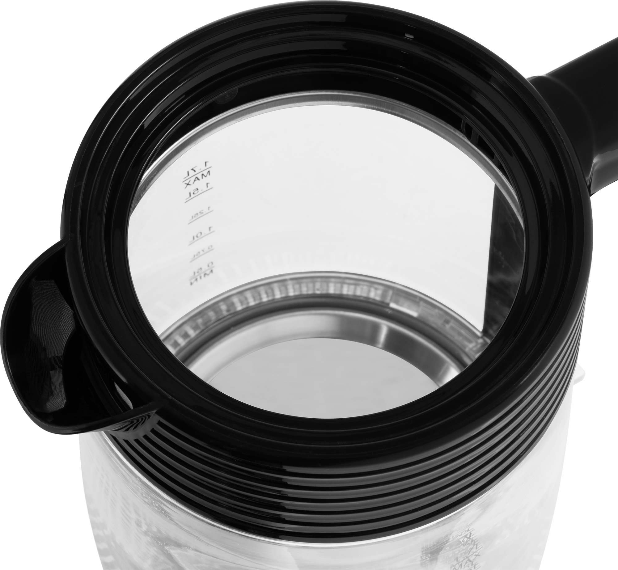 Zbliżenie przezroczystego czajnika elektrycznego z czarnymi akcentami. Otwarta pokrywa pokazuje oznaczenia poziomu wody.