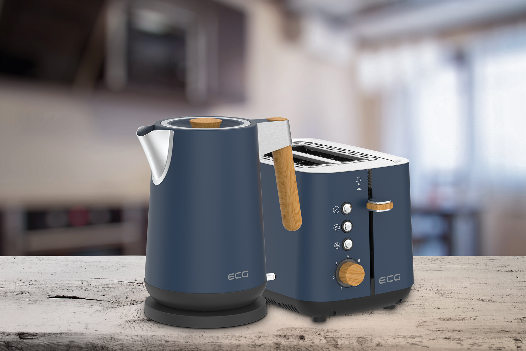 Blauer Wasserkocher und Toaster auf einem Holztisch. Weiße Küche im Hintergrund, unscharf.