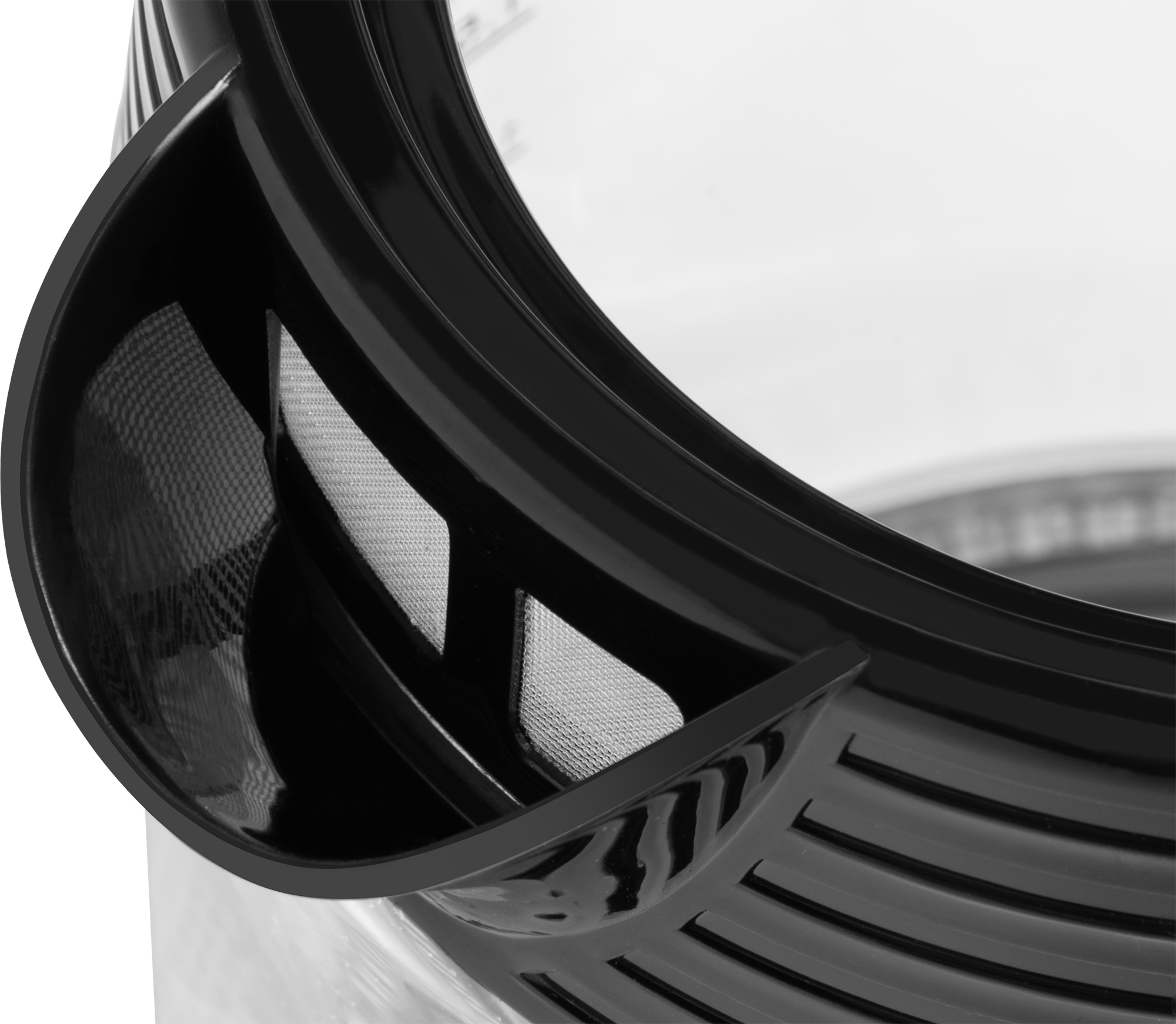 Zbliżenie czarnego detalu głośnika. Głośnik ma grzbiety i siatkową konstrukcję. Czarno-białe.