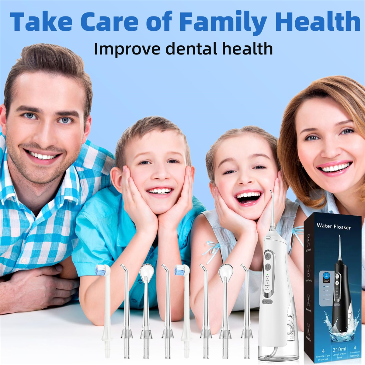 Familie mit Wasser-Flosser. Vater, Mutter und zwei Kinder lächeln. Flosser und Spitzen sichtbar.