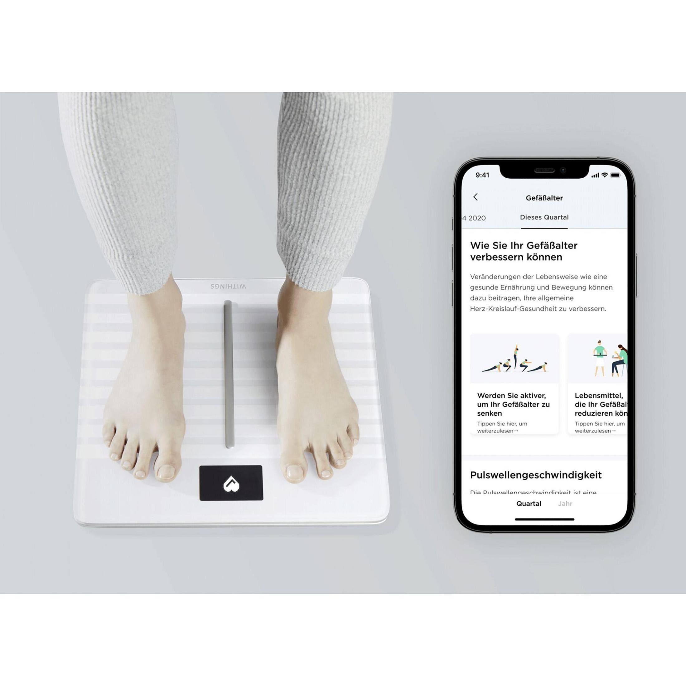 Osoba stojąca na białej wadze, obok smartfon z danymi zdrowotnymi.