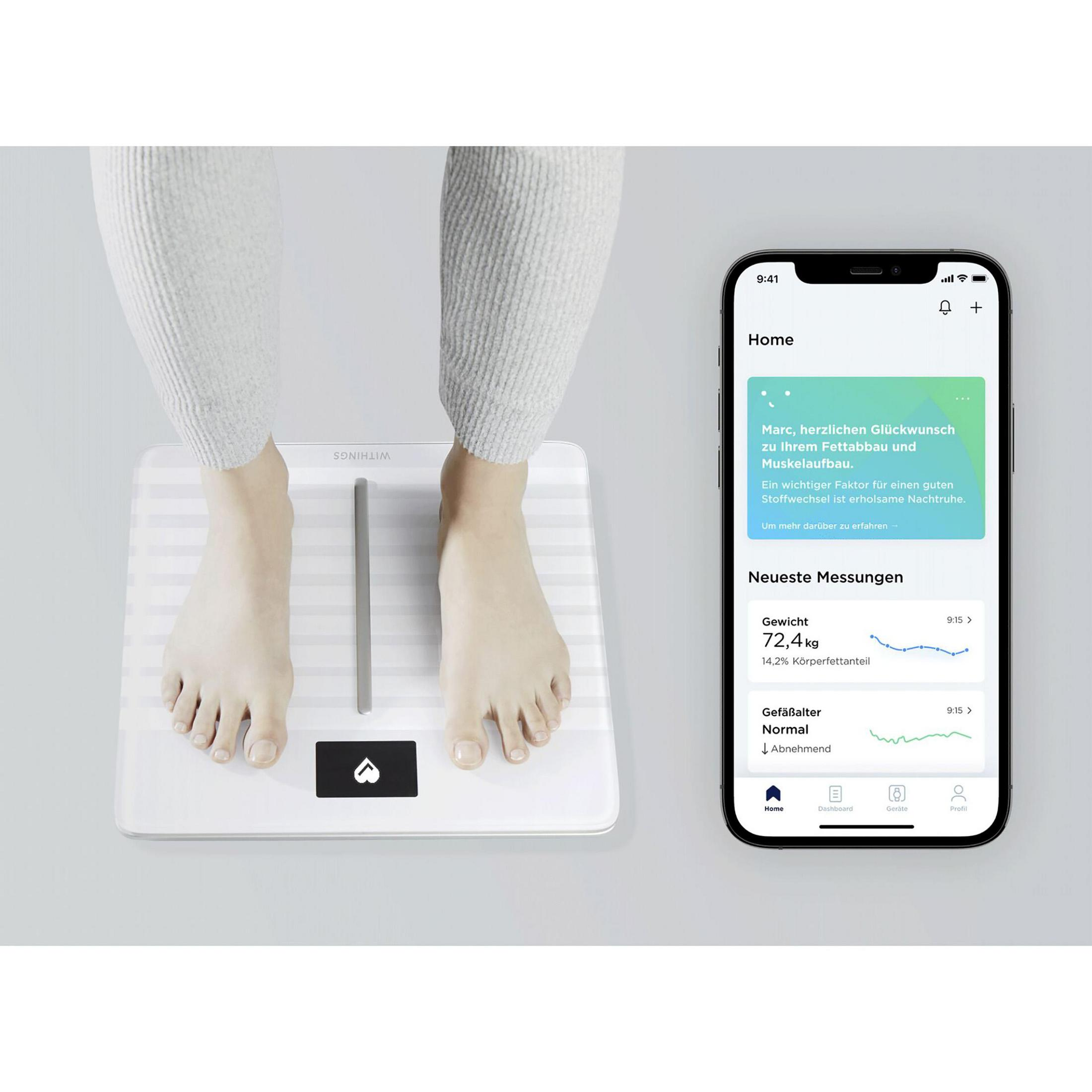 Osoba stojąca na białej wadze. Obok telefon wyświetlający dane zdrowotne. Biała waga i tło.