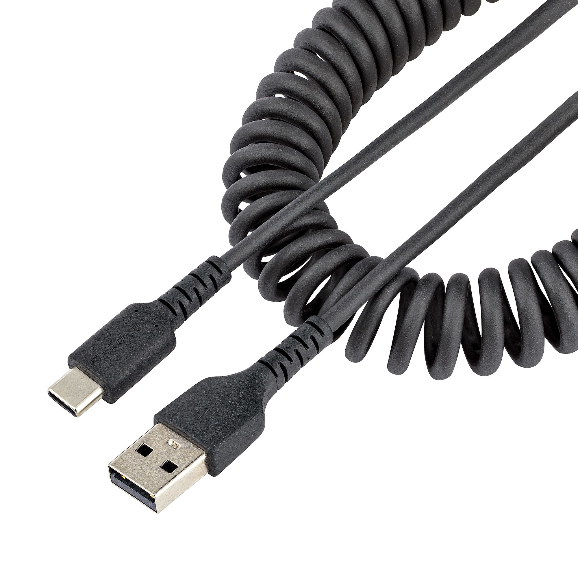 Cable USB-C a USB negro en espiral sobre fondo blanco.