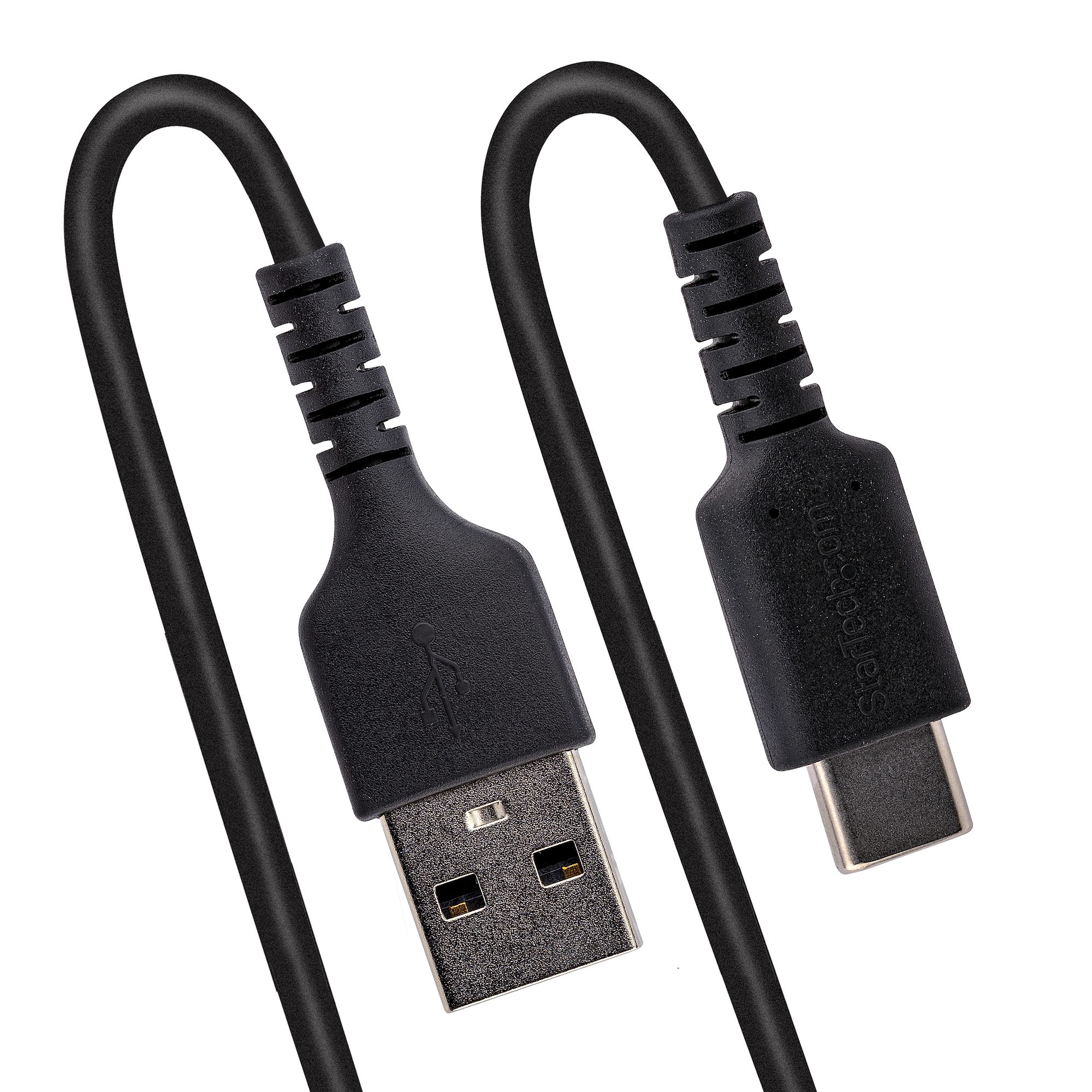 Un cable negro de USB a USB-C, con conectores en cada extremo, aislado sobre blanco.
