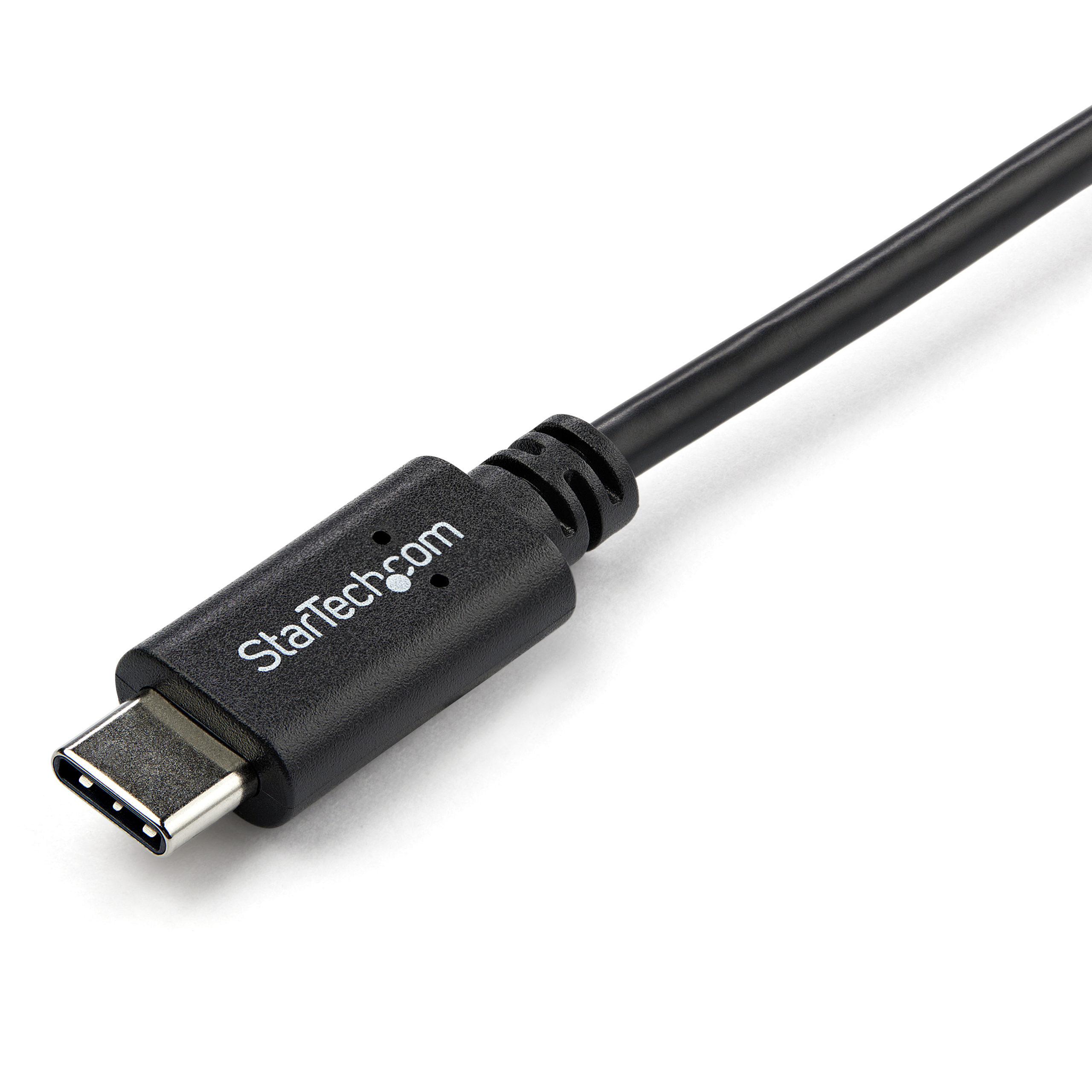 Un cable USB-C negro con etiqueta StarTech.com en el conector.