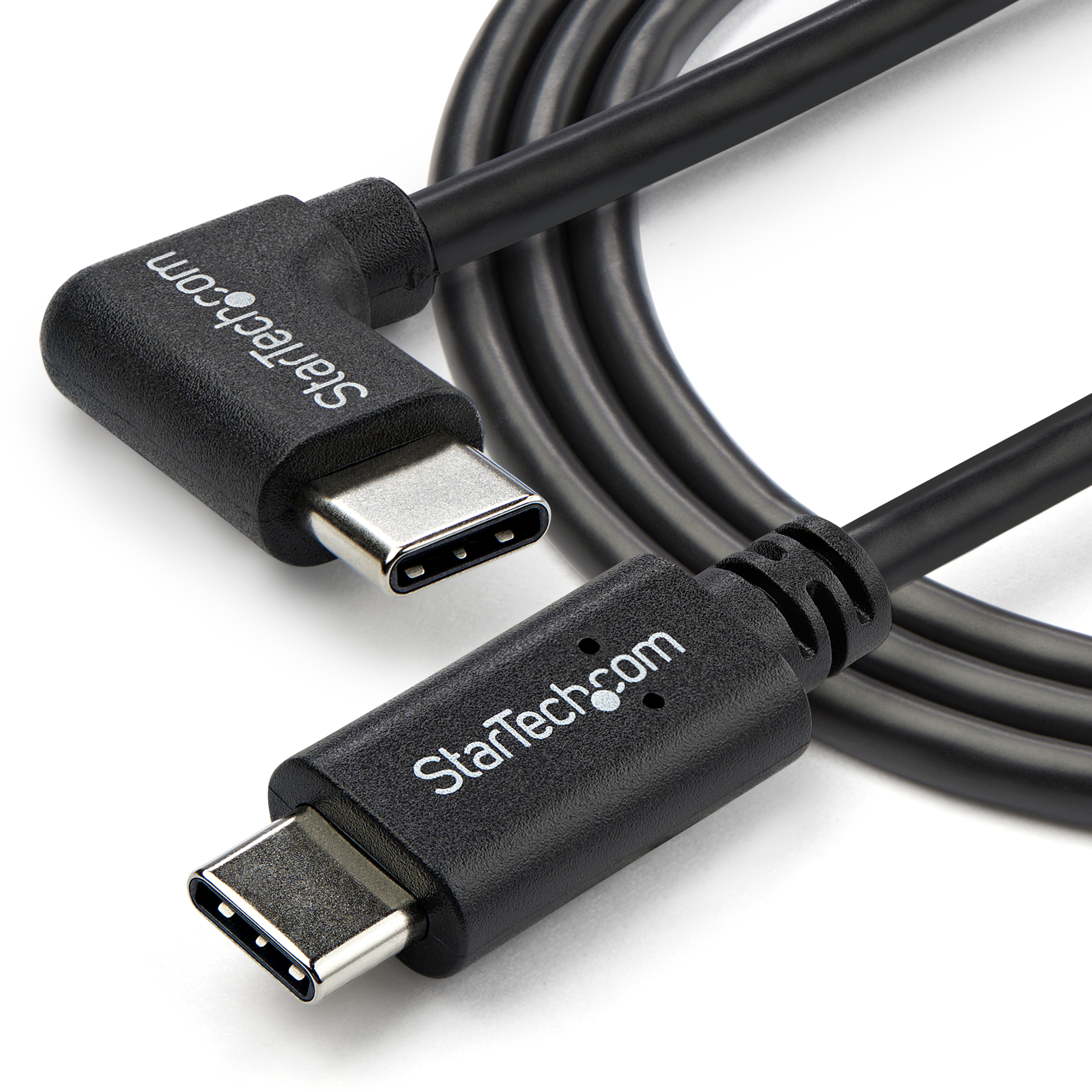 Cable USB-C negro con conector en ángulo recto y marca StarTech.com sobre blanco.