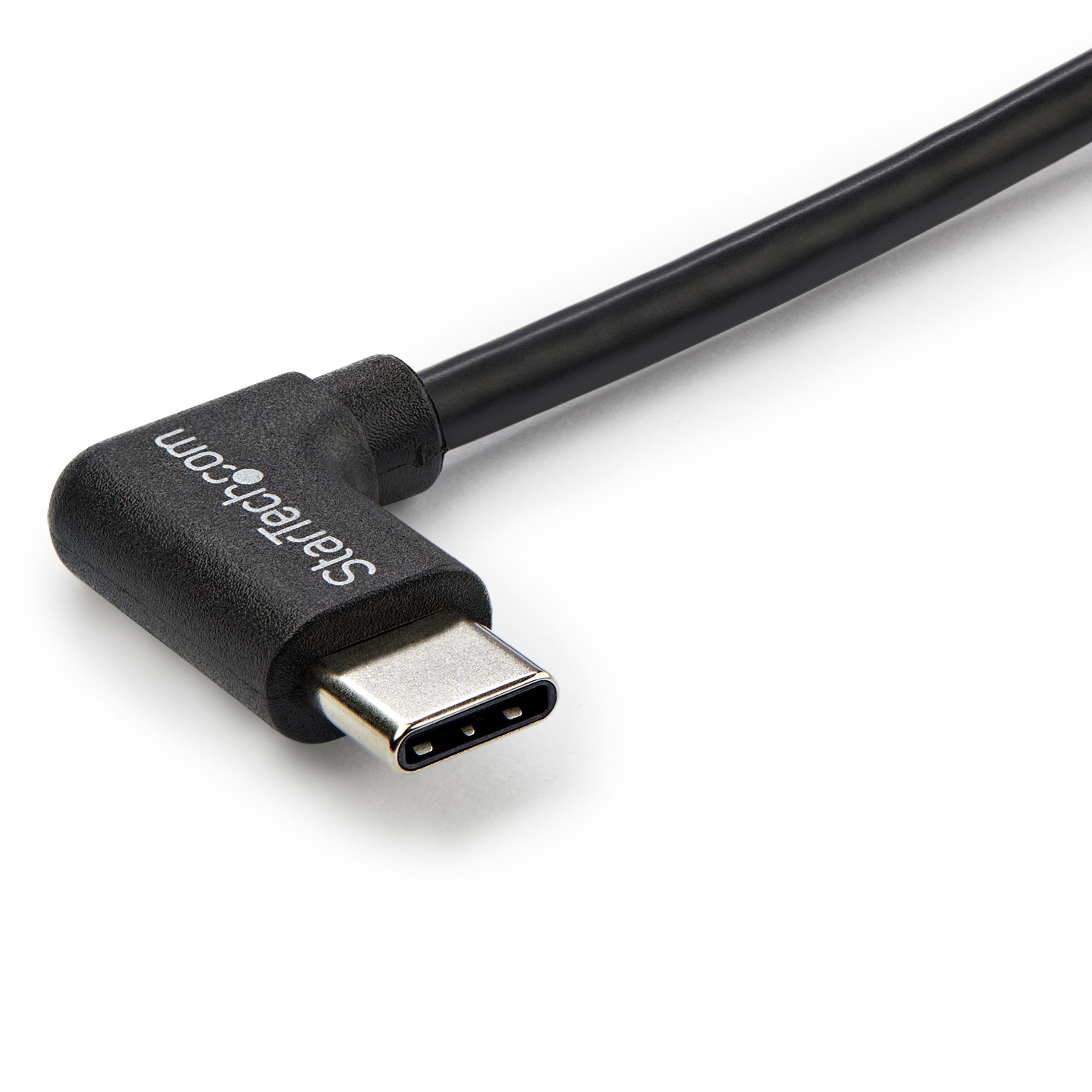 Cable USB-C negro en ángulo a un conector con Startech.com, fondo blanco.