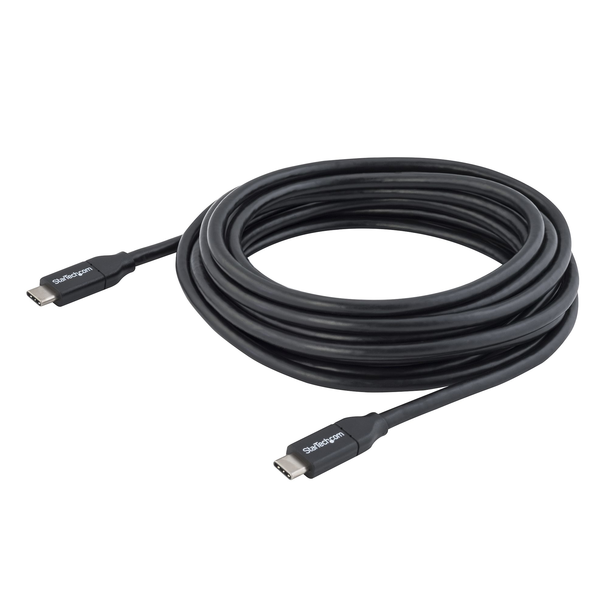 Zwarte USB-C-kabel, opgerold op een witte achtergrond.