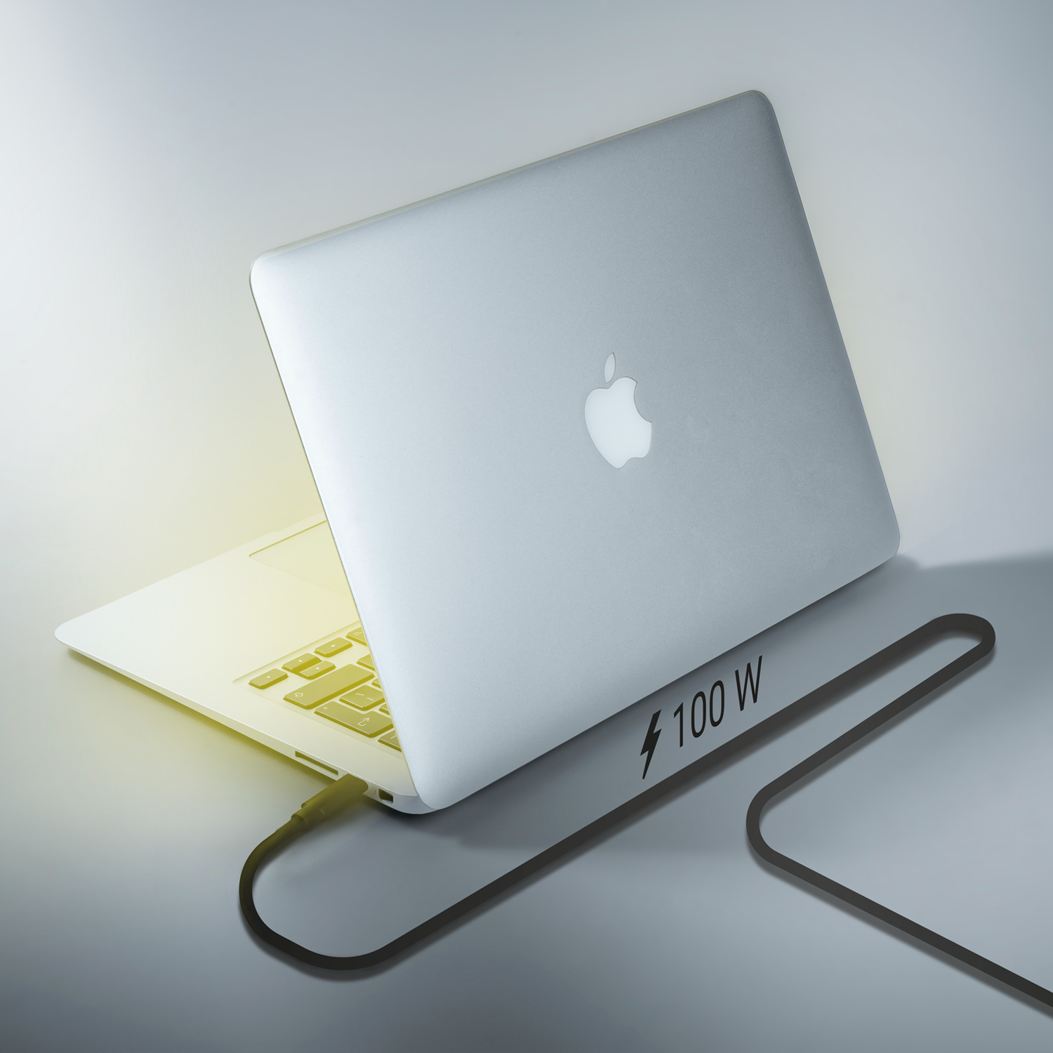 Laptop met netsnoer dat 100W opladen toont.