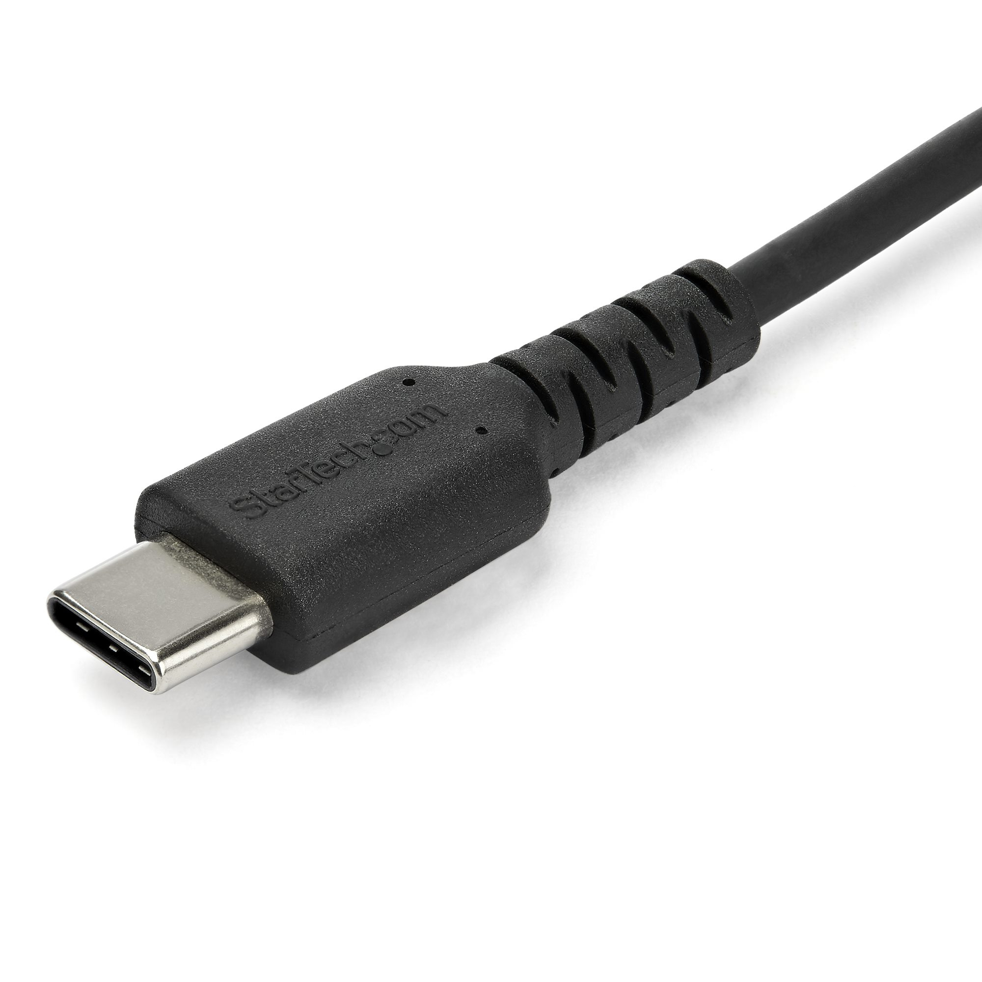 Primo piano di un connettore USB-C nero su sfondo bianco.