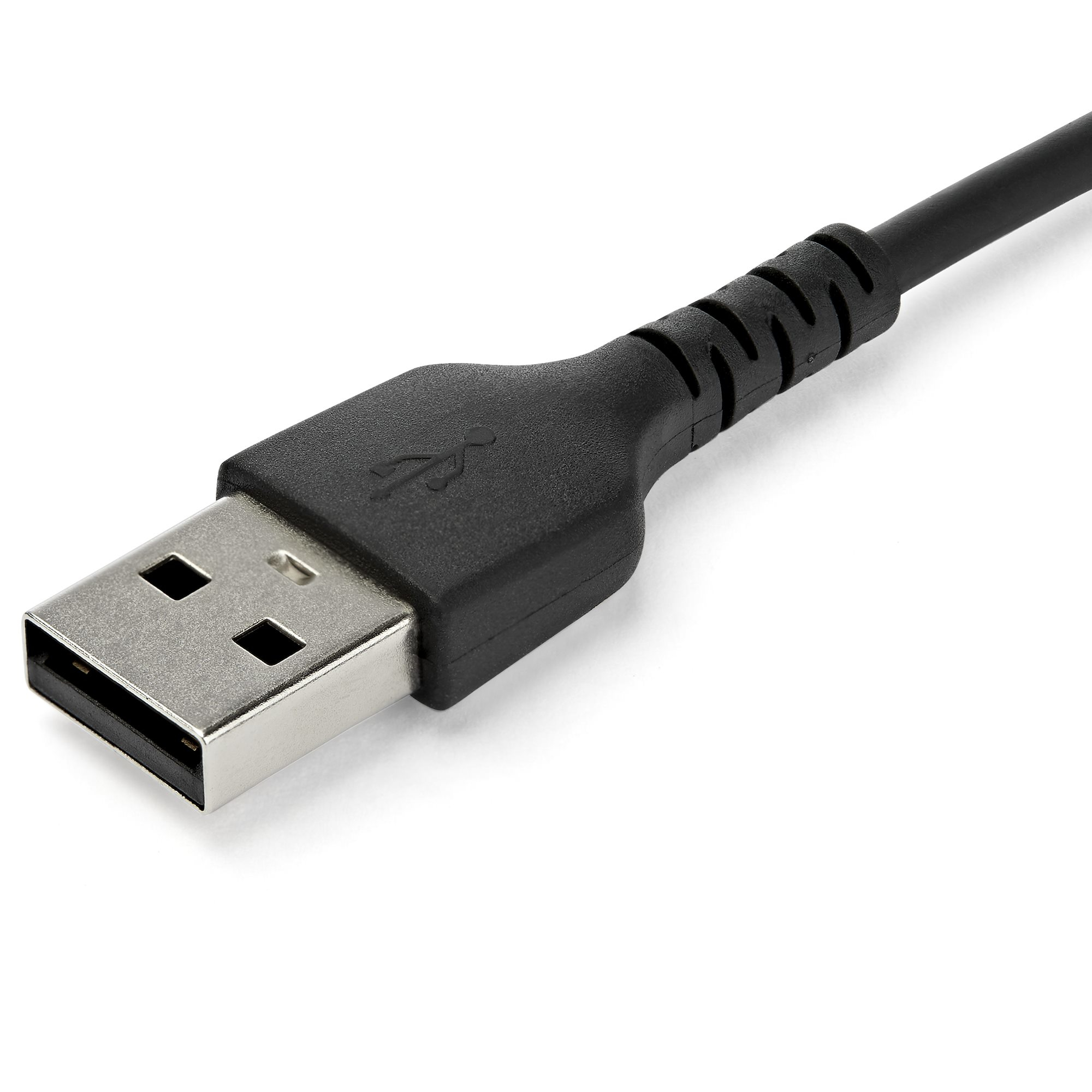 Connettore USB nero con estremità rettangolare, argento all'interno. Sfondo bianco.