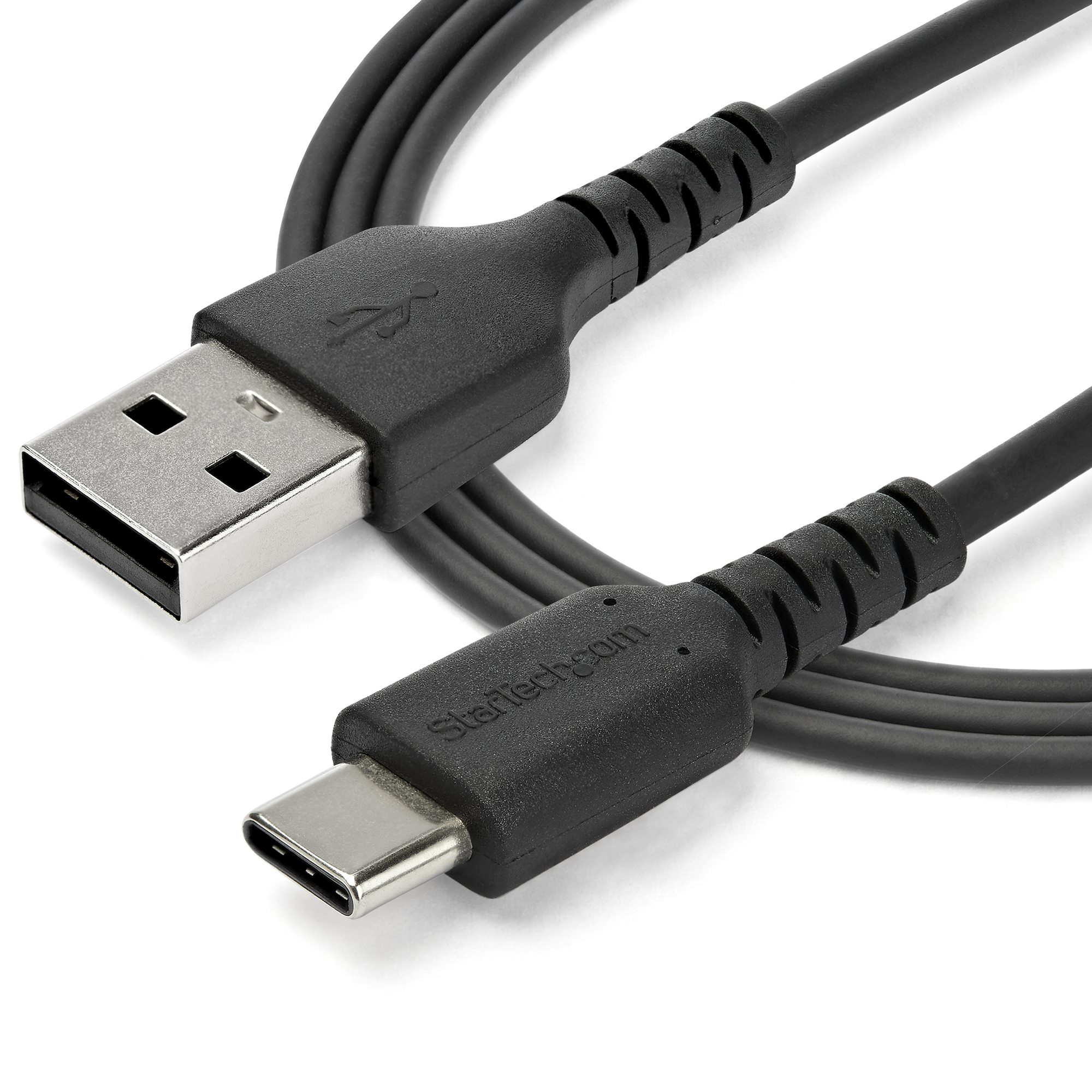 Primo piano di un cavo USB-C nero con connettore USB e connettore USB-C.
