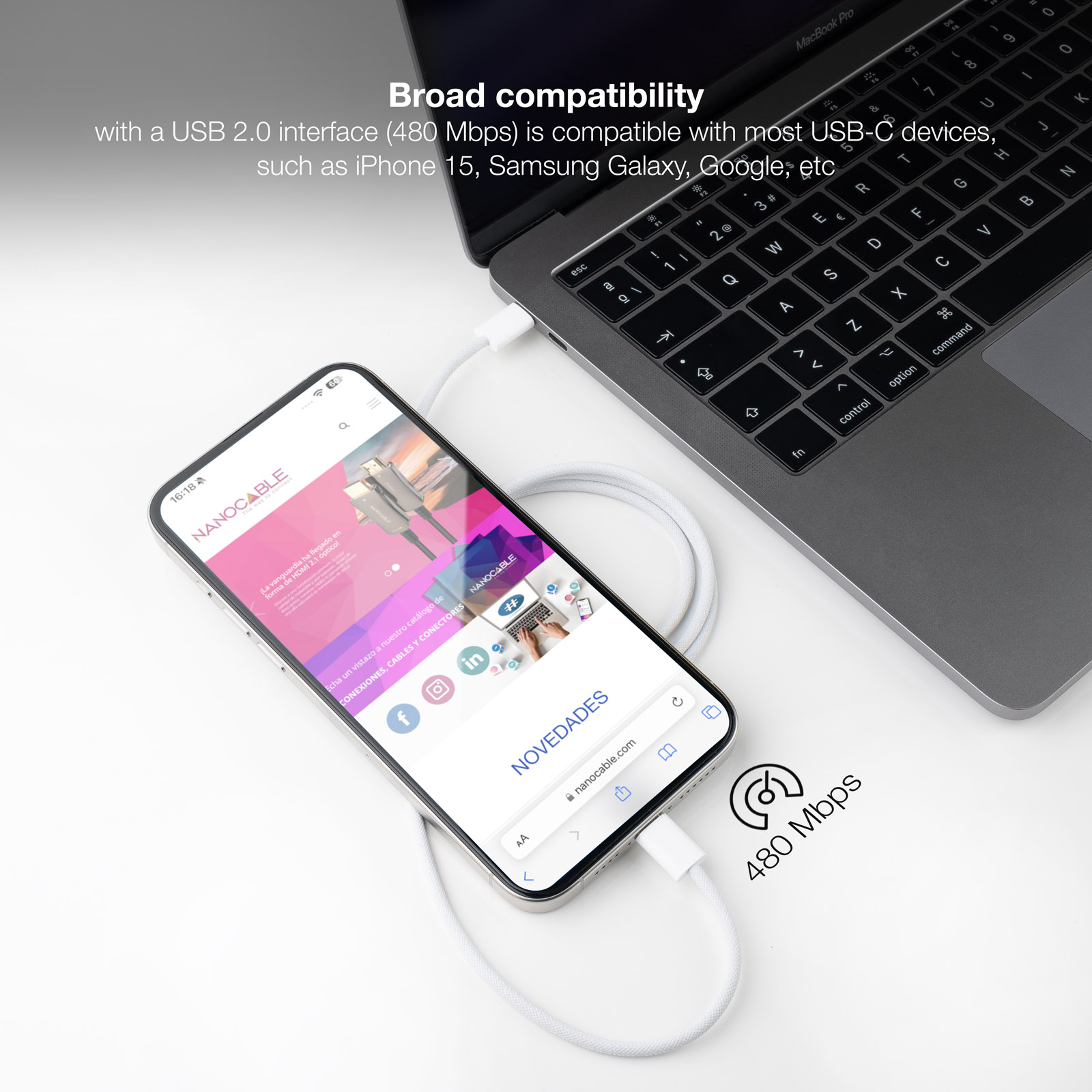 Laptop mit per USB-C-Kabel verbundenem Telefon. Telefon zeigt eine Website. Weißes Kabel liegt auf dem Tisch.
