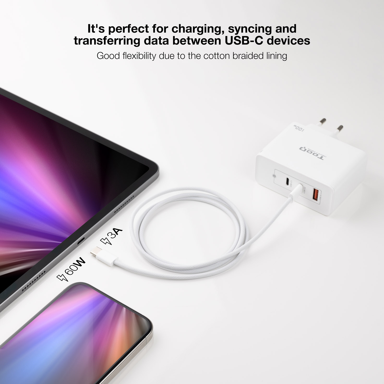 Weißes Ladegerät mit zwei USB-Anschlüssen und einem Kabel. Tablet und Telefon sind auf der Oberfläche.
