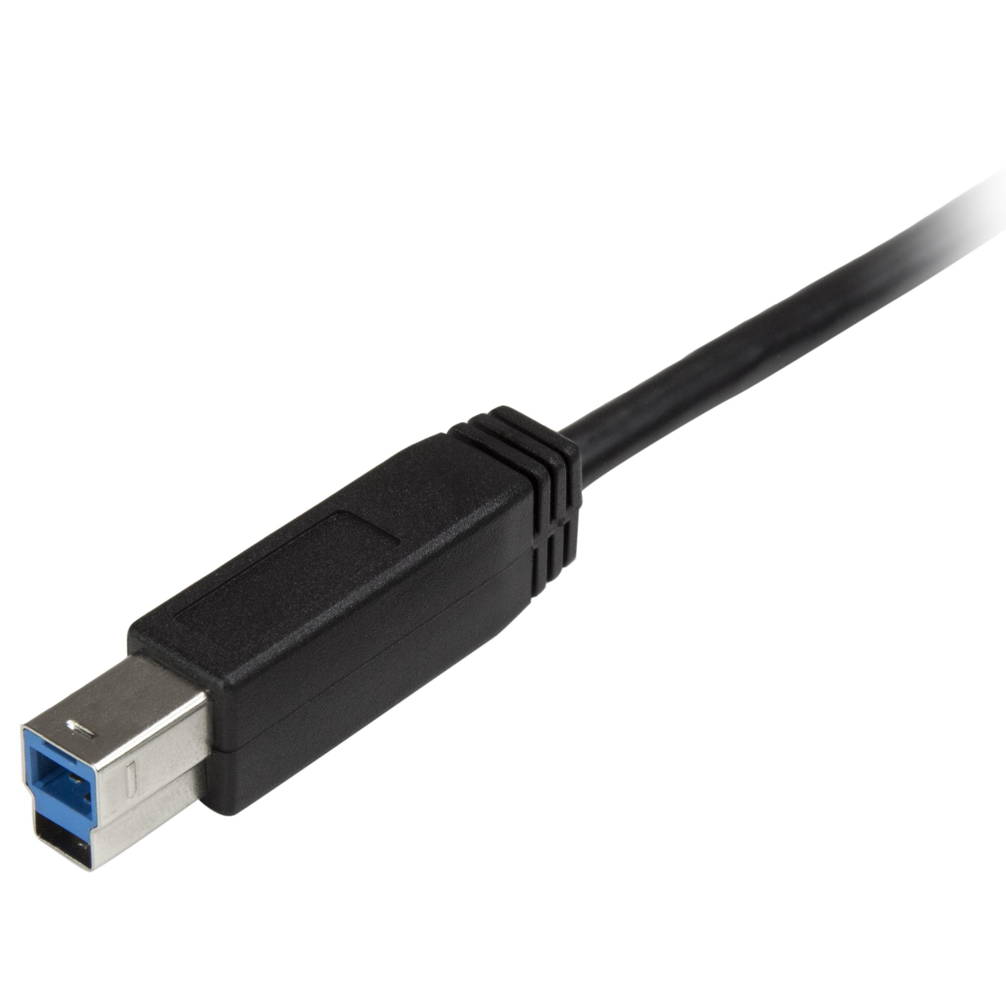 Close-up van een zwarte USB-kabel met een USB-B-connector op witte achtergrond.