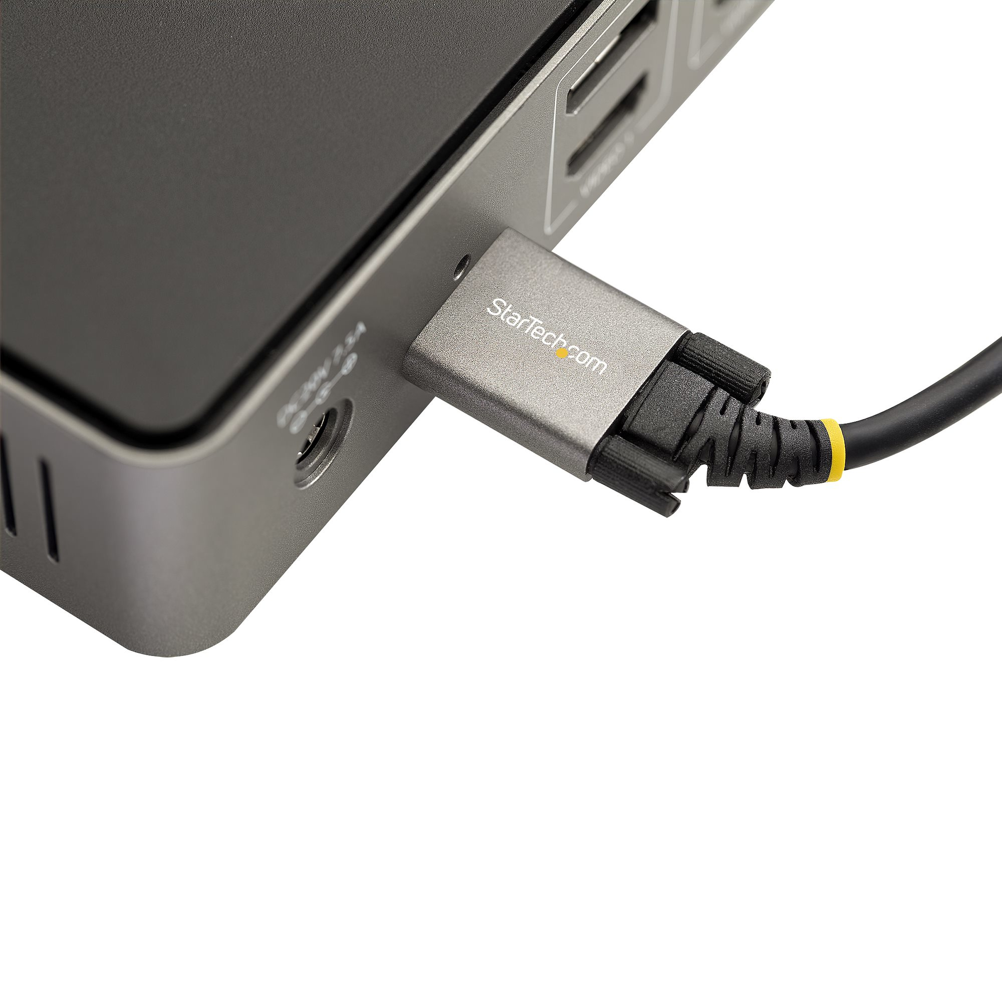 Un dispositivo se está cargando con un cable negro. El cable está enchufado al dispositivo.