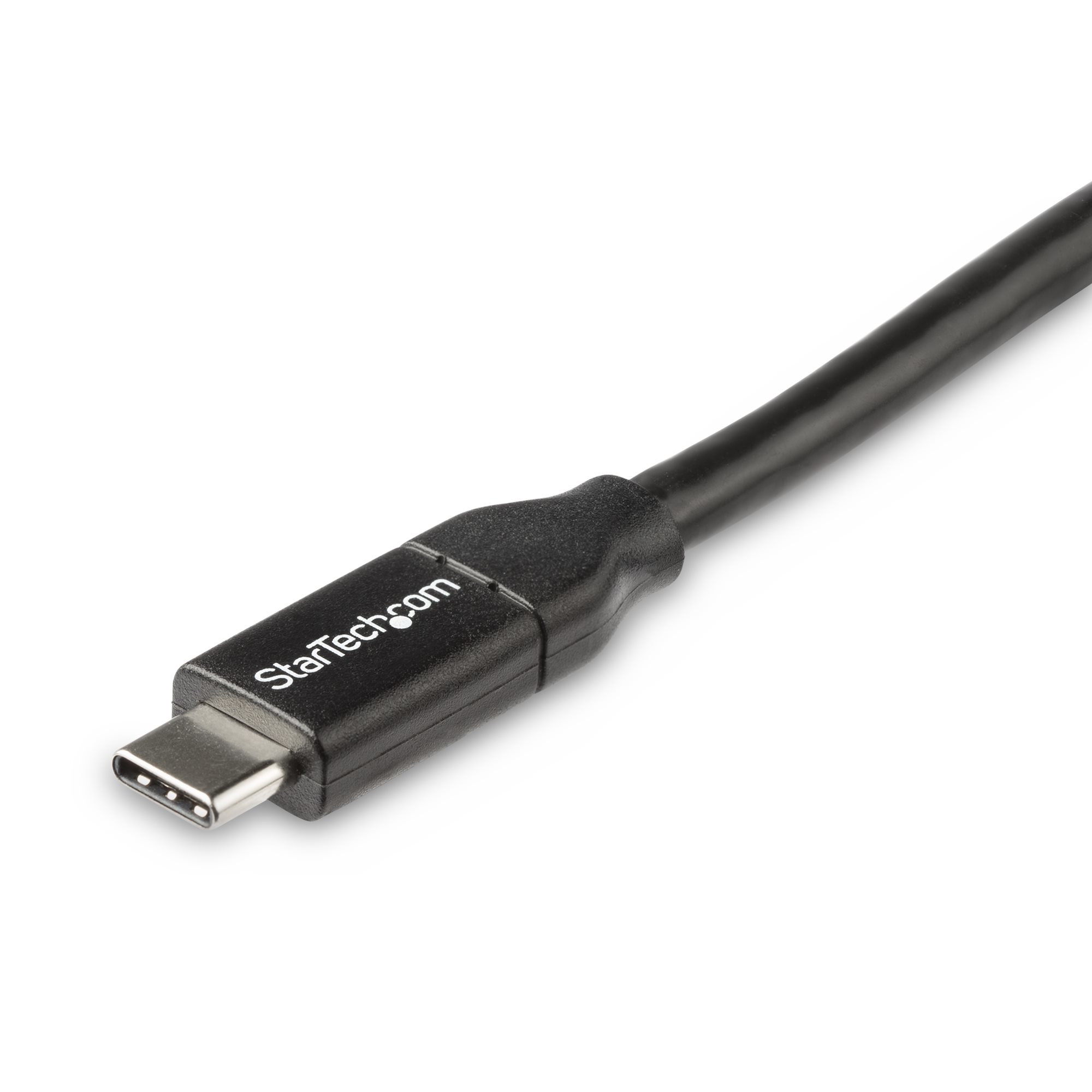 Cable USB-C negro con conector plateado, ligeramente angulado, sobre fondo blanco.