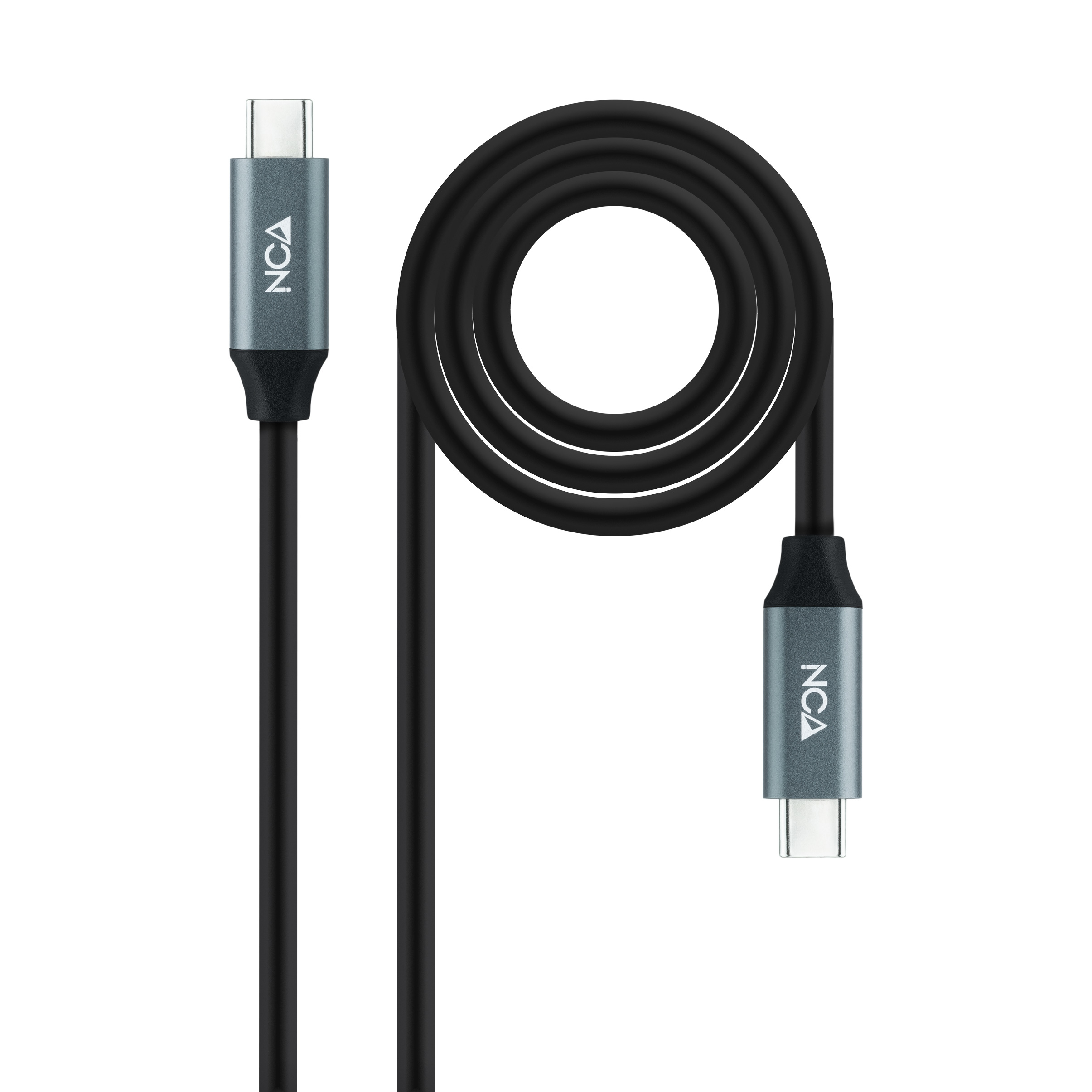 Schwarzes USB-C-Kabel, aufgerollt. Graue Stecker mit NCA-Branding. Weißer Hintergrund.