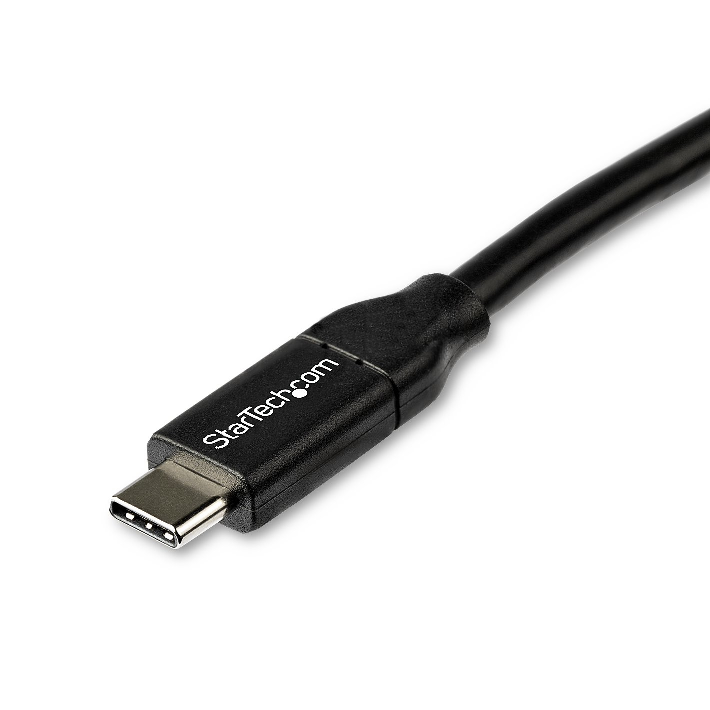 Cavo USB-C nero con connettore su sfondo bianco.