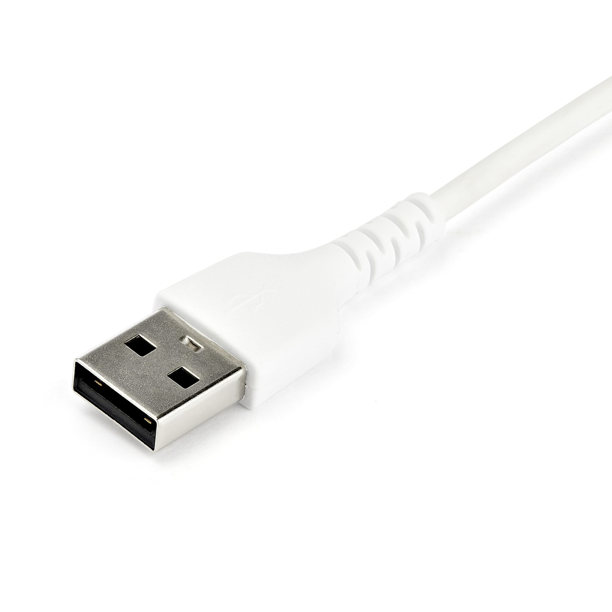 Un cavo USB bianco con un connettore bianco su sfondo bianco.