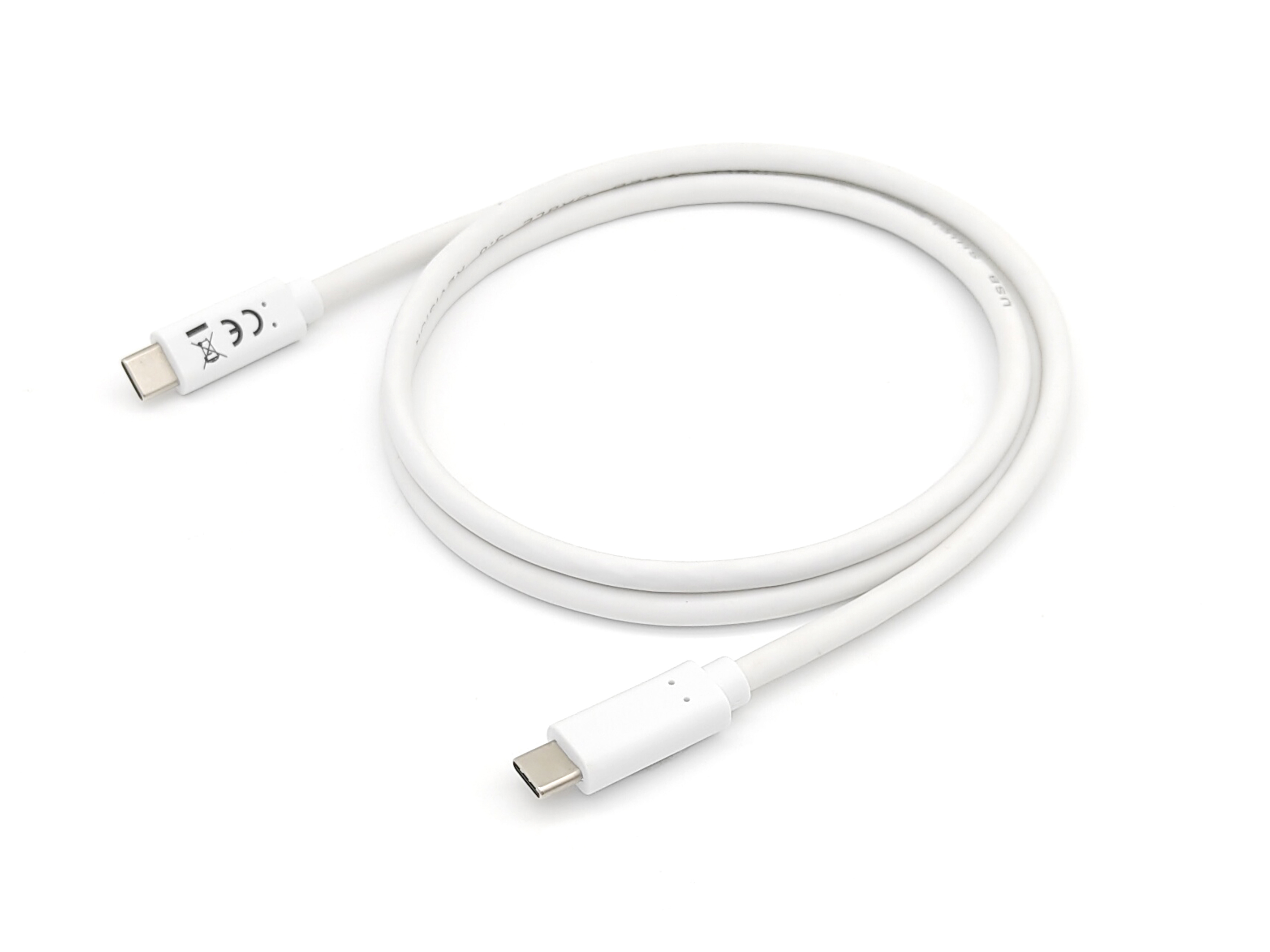 Een witte USB-C-kabel met connectoren aan beide uiteinden, tegen een witte achtergrond.