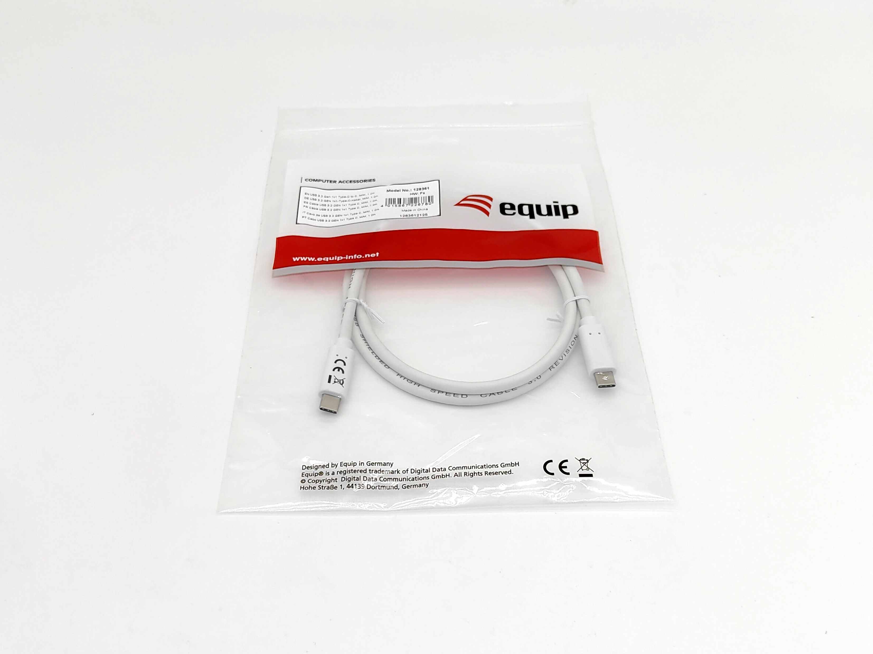 Een witte USB-kabel in een doorzichtige plastic zak met tekst 'COMPUTER ACCESSOIRES'.