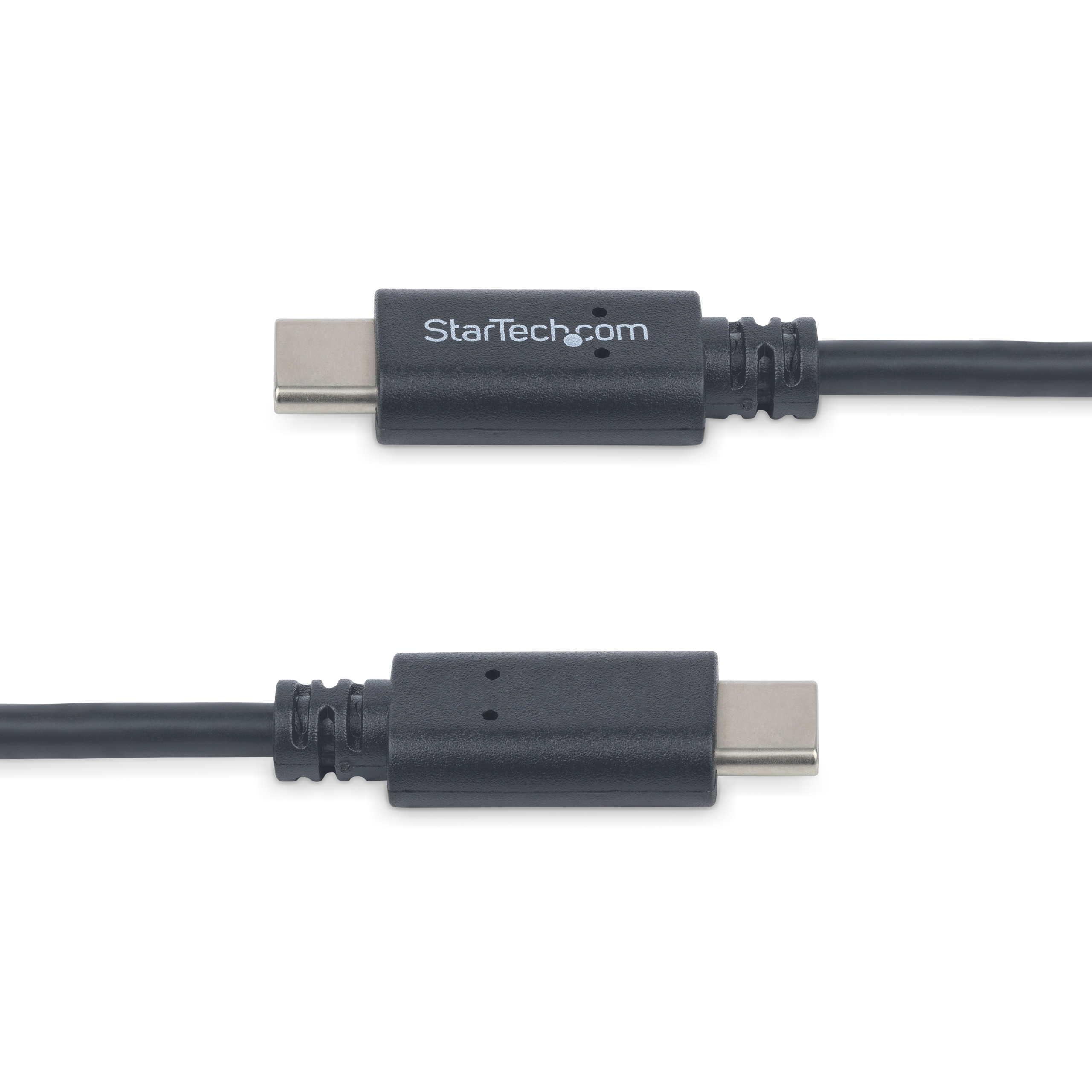 Twee zwarte USB-C-connectoren met StarTech.com-label tegen wit.