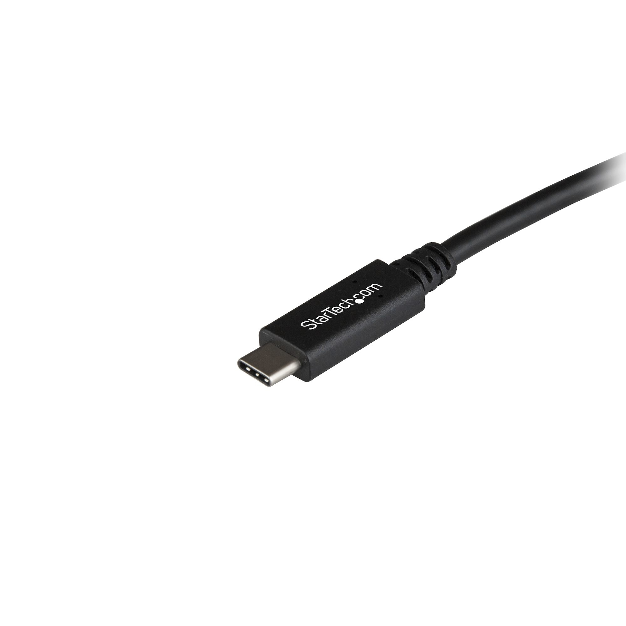 Un primo piano di un cavo USB-C nero con marchio StarTech.com su sfondo bianco.