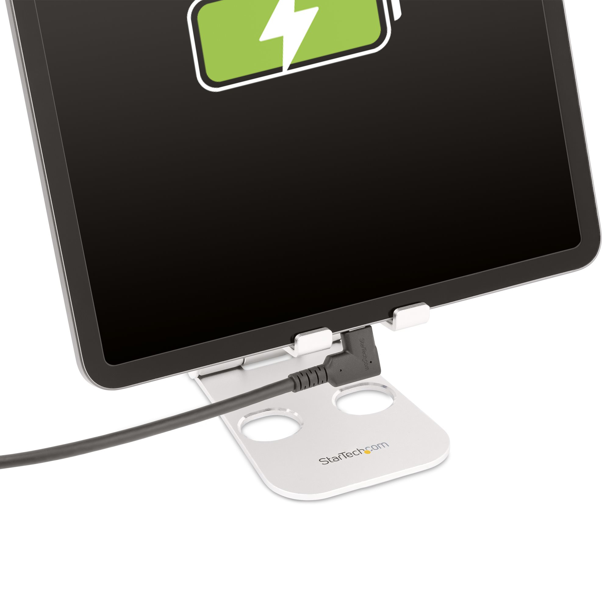 Ein Tablet, das auf einem Ständer mit angeschlossenem Kabel geladen wird. Weißer Hintergrund.