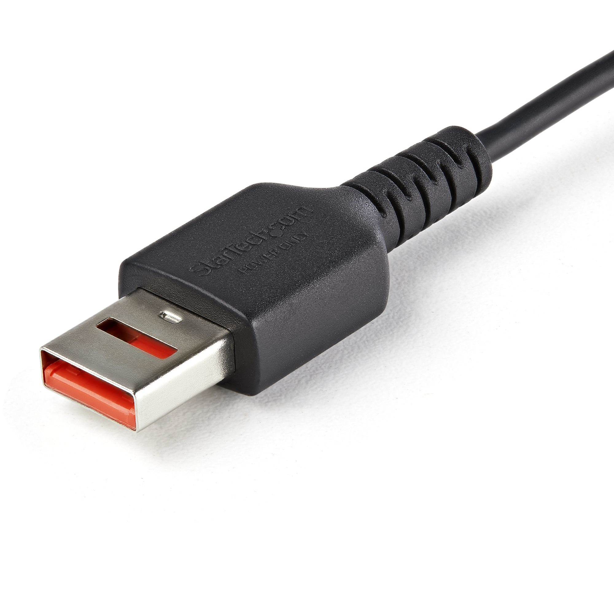 Zwarte USB-connector met rode binnenkant, witte achtergrond.