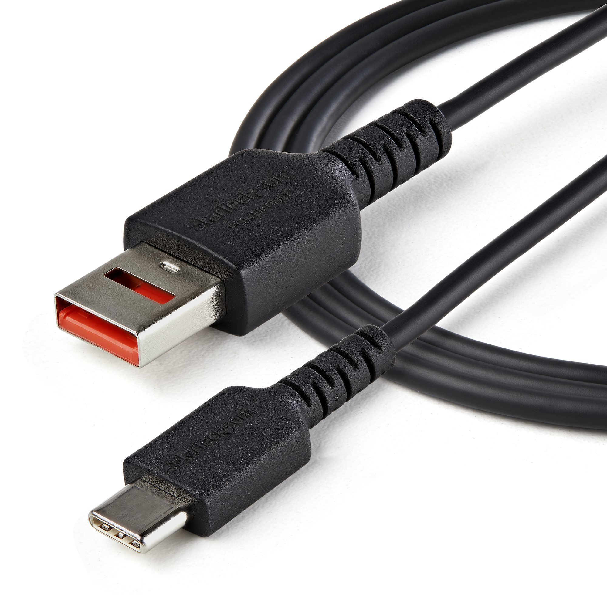 Zwarte USB-C naar USB-A kabel. USB-A uiteinde heeft rode binnenkant. Witte achtergrond.