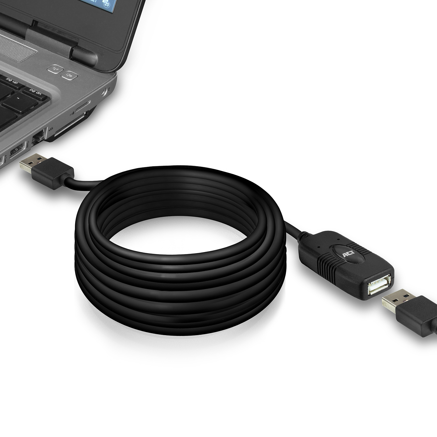 Een zwarte USB-kabel aangesloten op een laptop en een USB-connector.
