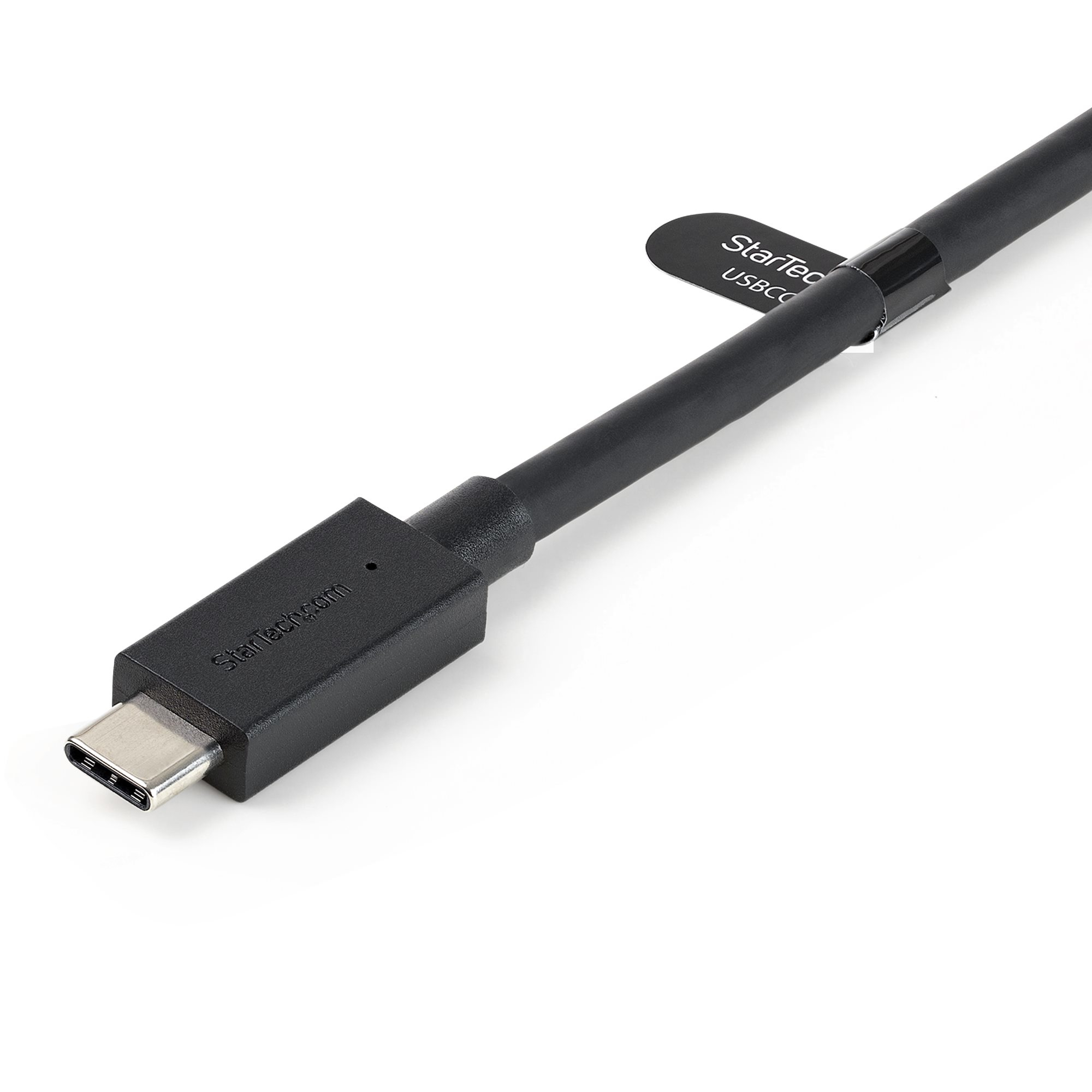 Cavo USB-C nero con etichetta StarTech su superficie bianca.