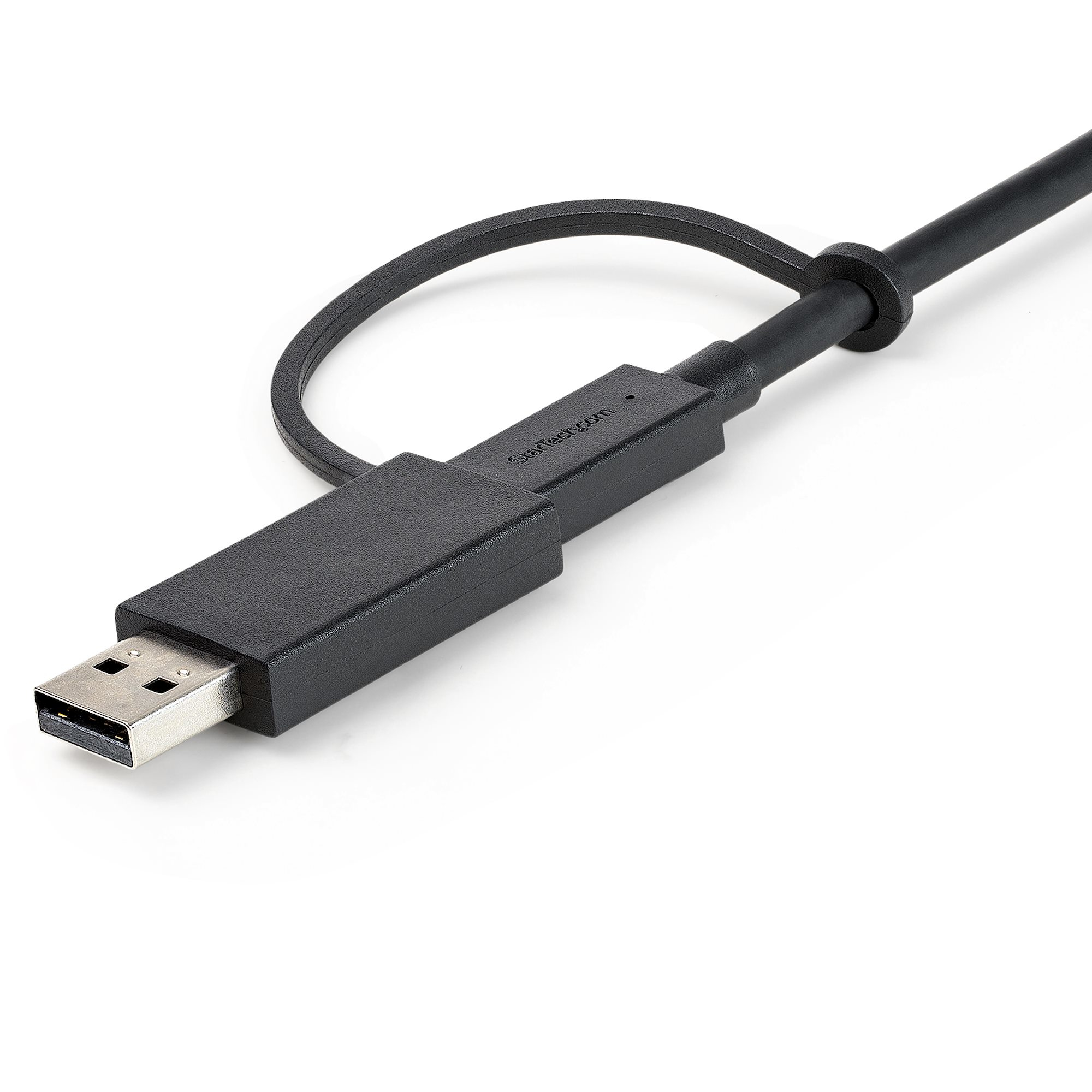 Primo piano di un cavo USB-A nero con un anello. Sfondo bianco.