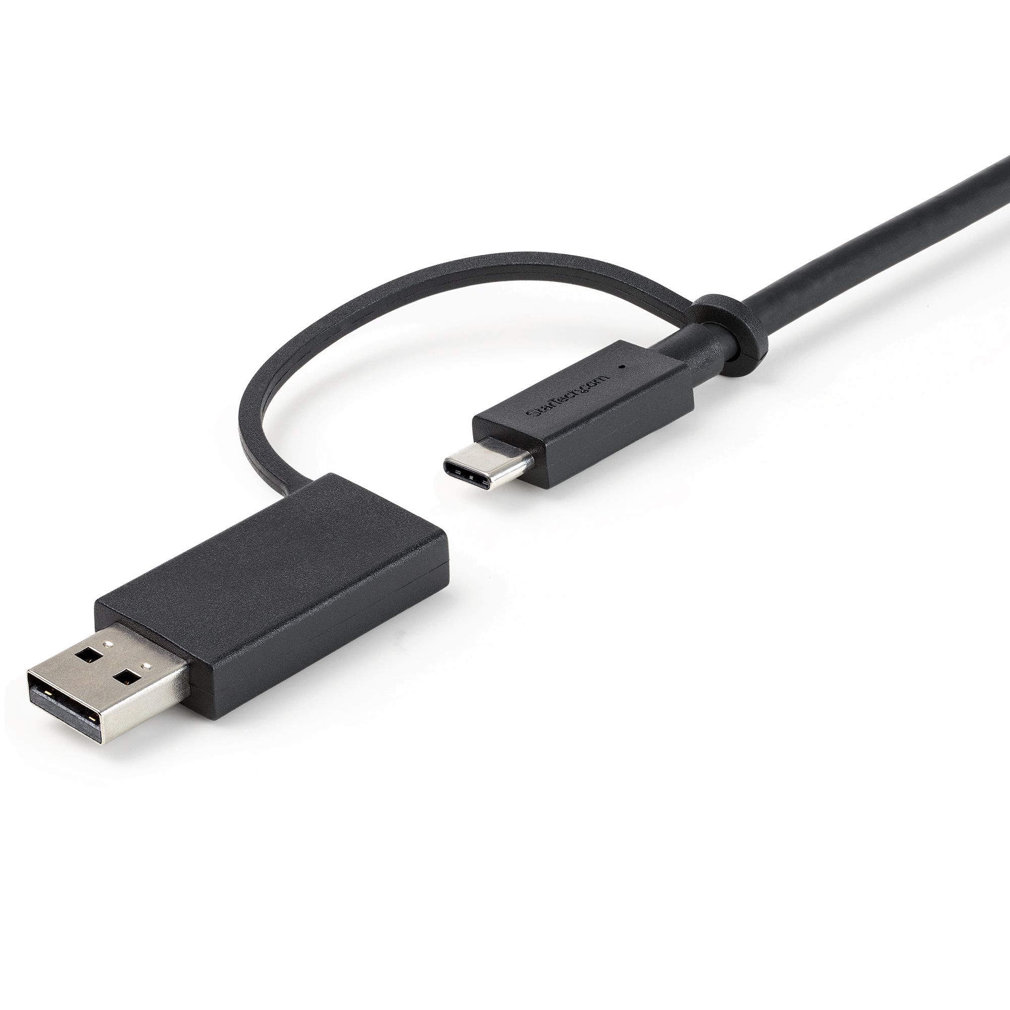 Un cavo USB-C nero, con un connettore USB-A a un'estremità. Il cavo è su una superficie bianca.