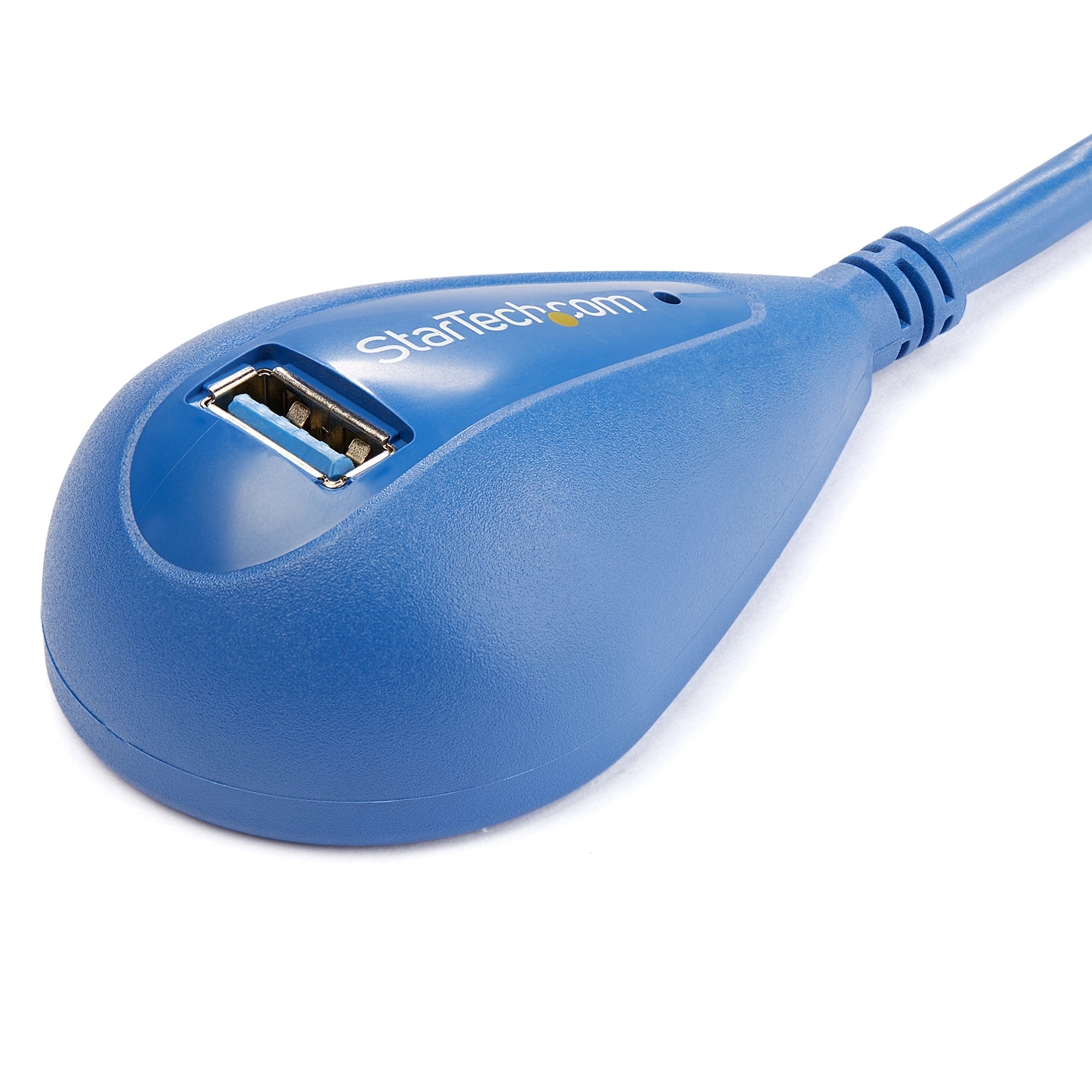 Blauwe USB-A hub met een USB-A poort. Witte achtergrond.